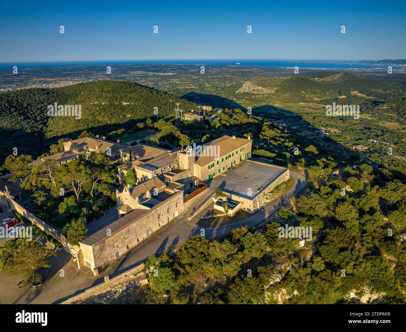 Blick aus der Vogelperspektive bei Sonnenaufgang auf das Heiligtum von Cura, auf dem Gipfel des Puig de Randa (Algaida, Mallorca, Balearen, Spanien) Stockfoto