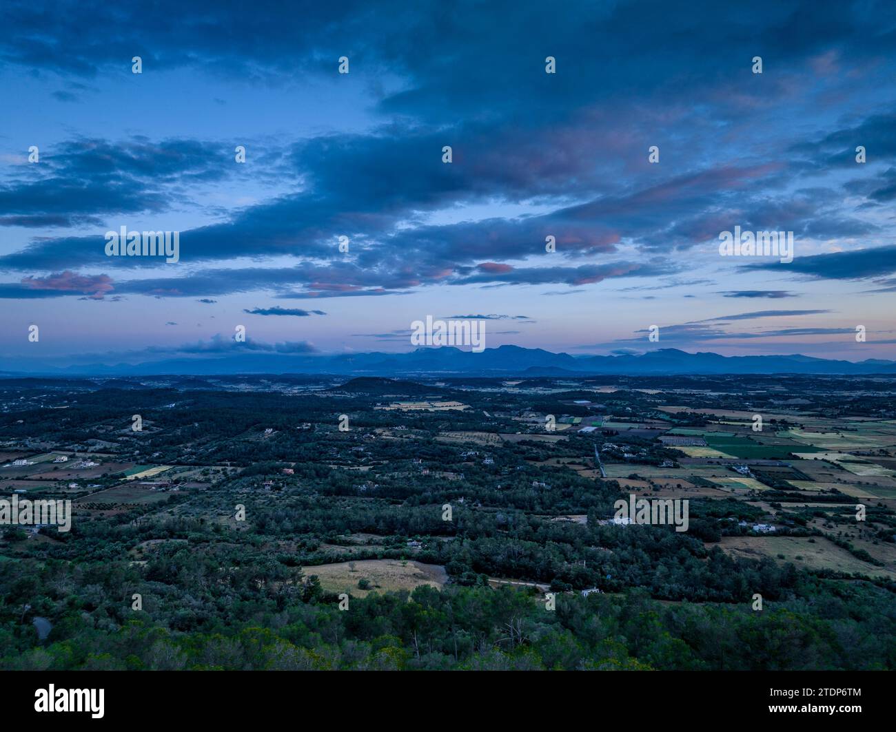 Aus der Vogelperspektive von Bonany bei Sonnenaufgang (Mallorca, Balearen, Spanien) ESP: Vista aérea desde el santuario de Bonany al amanecer Stockfoto