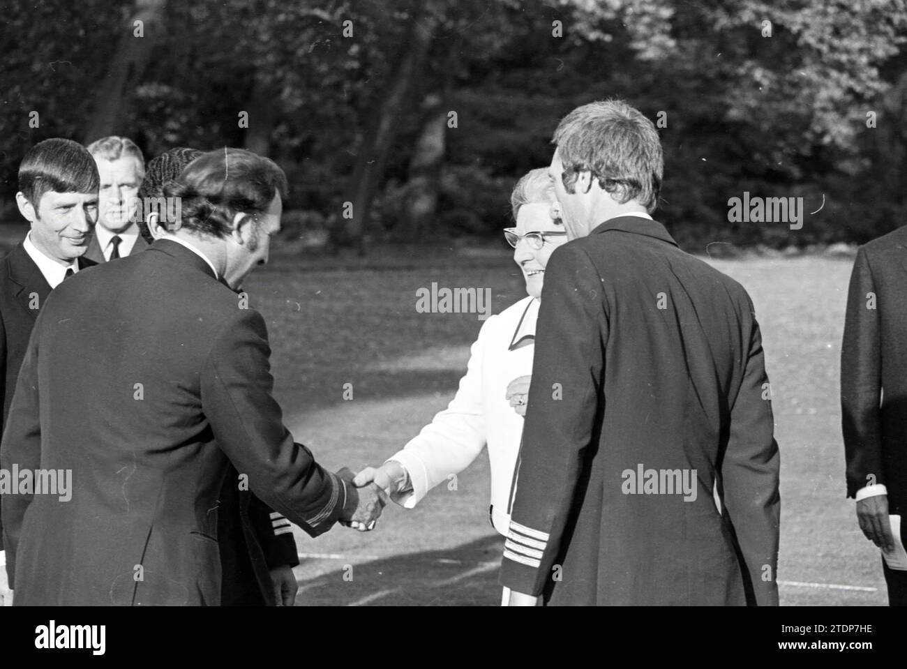 Queen Juliana verleiht Auszeichnungen nach dem Geiseldrama in der französischen Botschaft, den Haag, Awards, 19-09-1974, Whizgle News from the Past, Tailored for the Future. Erkunden Sie historische Geschichten, das Image der niederländischen Agentur aus einer modernen Perspektive, die die Lücke zwischen den Ereignissen von gestern und den Erkenntnissen von morgen überbrückt. Eine zeitlose Reise, die die Geschichten prägt, die unsere Zukunft prägen Stockfoto