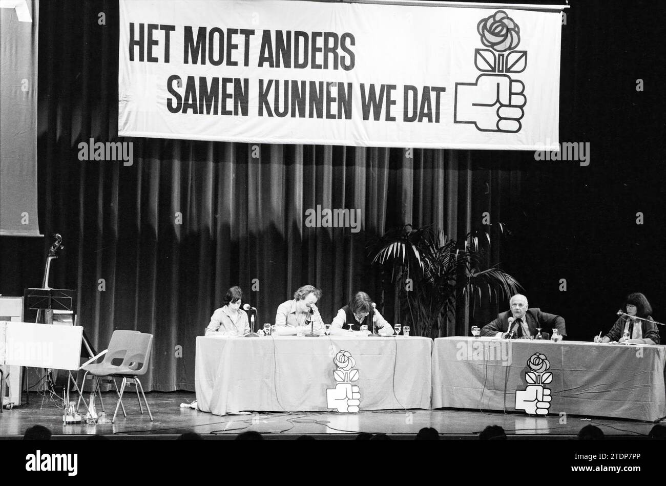 Joop den Uyl in The Nieuwe Slof Beverwijk, Wahlen, Beverwijk, Niederlande, 12-05-1981, Whizgle News aus der Vergangenheit, zugeschnitten auf die Zukunft. Erkunden Sie historische Geschichten, das Image der niederländischen Agentur aus einer modernen Perspektive, die die Lücke zwischen den Ereignissen von gestern und den Erkenntnissen von morgen überbrückt. Eine zeitlose Reise, die die Geschichten prägt, die unsere Zukunft prägen Stockfoto