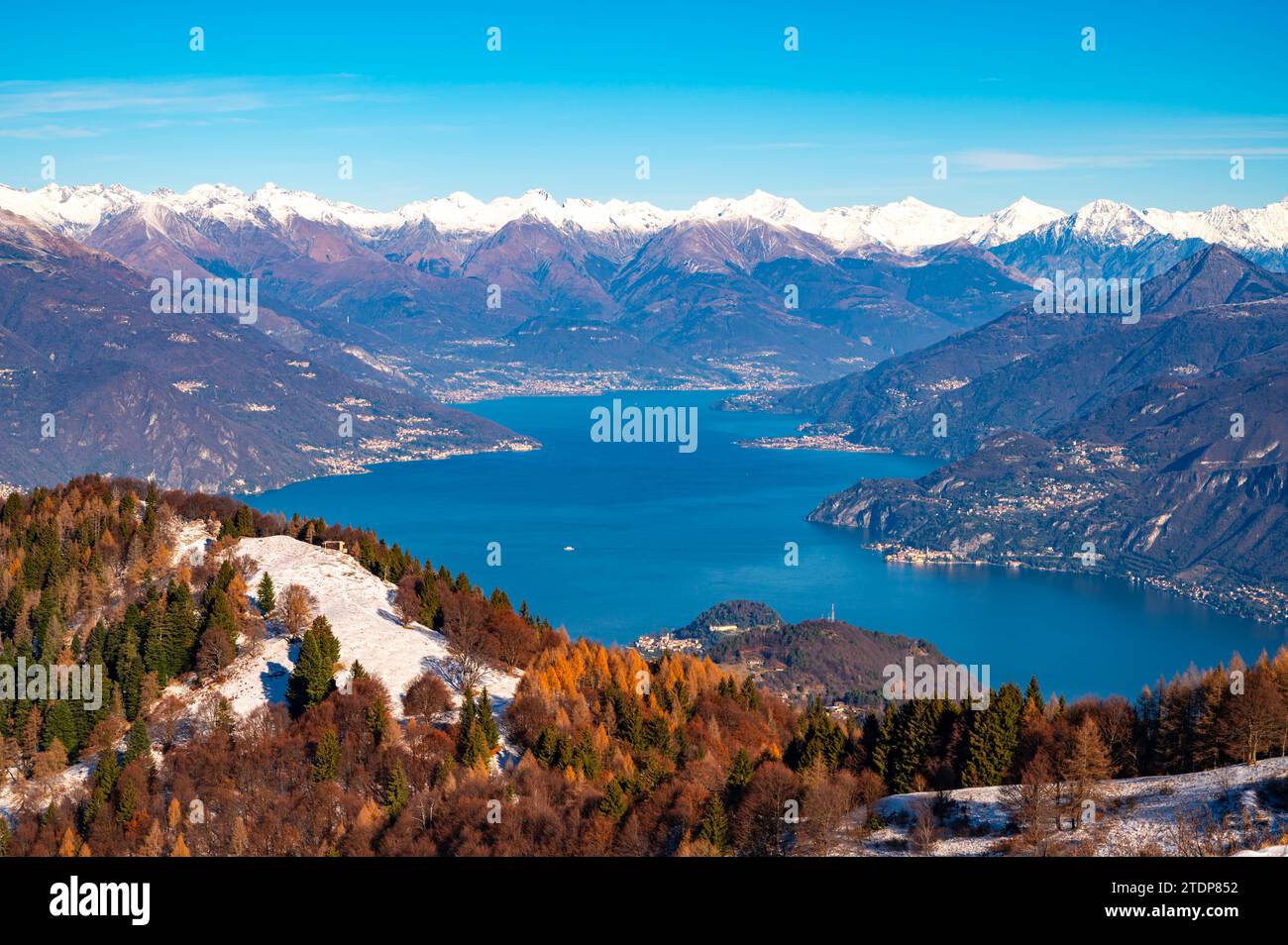 Panorama auf dem Comer See, fotografiert von Monte San Primo, mit Bellagio und all den Bergen, die ihn überblicken. Stockfoto