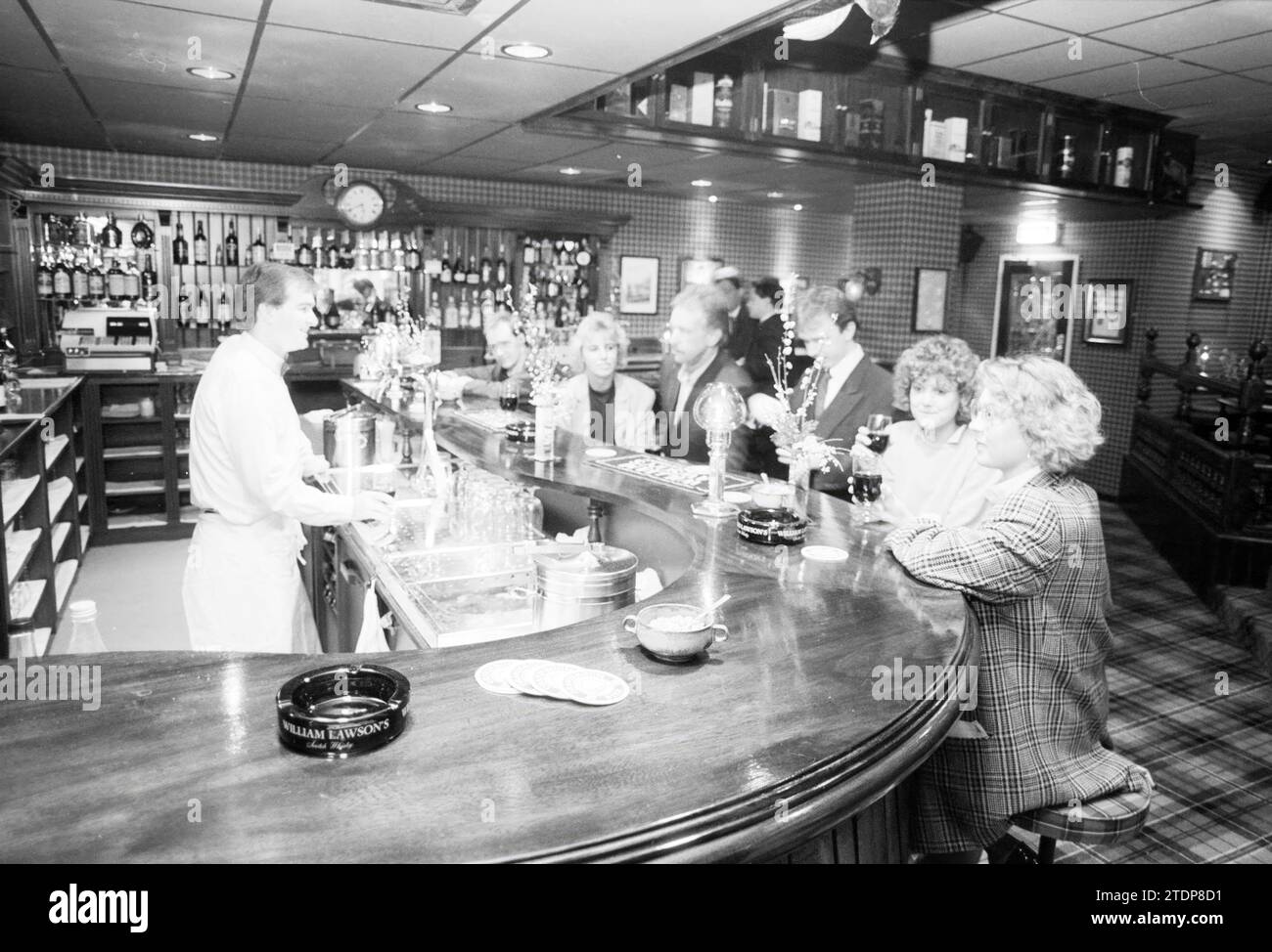 Whiskey Bar Carlton Hotel, Hotels, 08-02-1989, Whizgle News from the Past, maßgeschneidert für die Zukunft. Erkunden Sie historische Geschichten, das Image der niederländischen Agentur aus einer modernen Perspektive, die die Lücke zwischen den Ereignissen von gestern und den Erkenntnissen von morgen überbrückt. Eine zeitlose Reise, die die Geschichten prägt, die unsere Zukunft prägen Stockfoto
