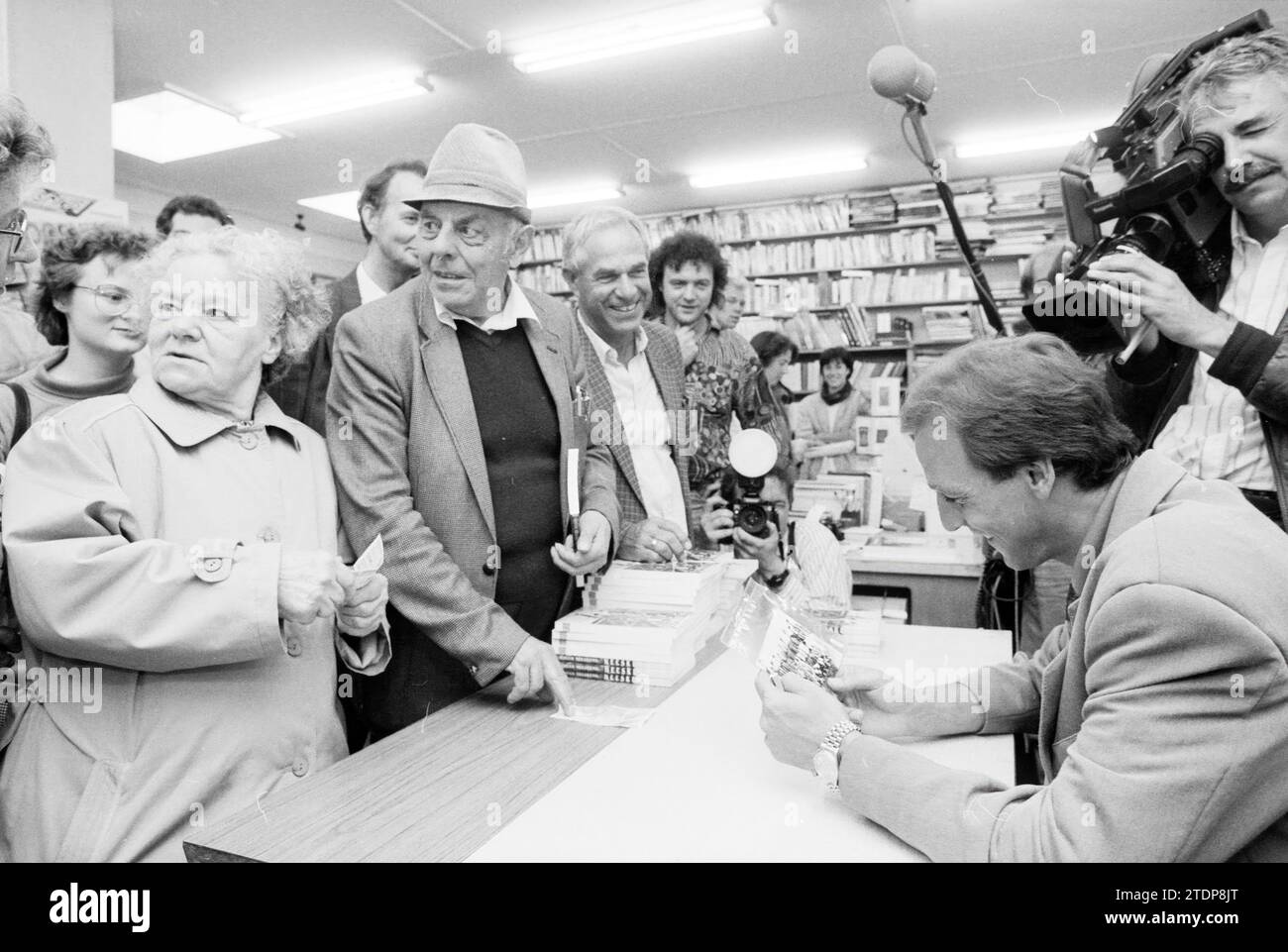 Signature Joh. Neeskens, 05.09.1990, Whizgle News from the Past, maßgeschneidert für die Zukunft. Erkunden Sie historische Geschichten, das Image der niederländischen Agentur aus einer modernen Perspektive, die die Lücke zwischen den Ereignissen von gestern und den Erkenntnissen von morgen überbrückt. Eine zeitlose Reise, die die Geschichten prägt, die unsere Zukunft prägen Stockfoto