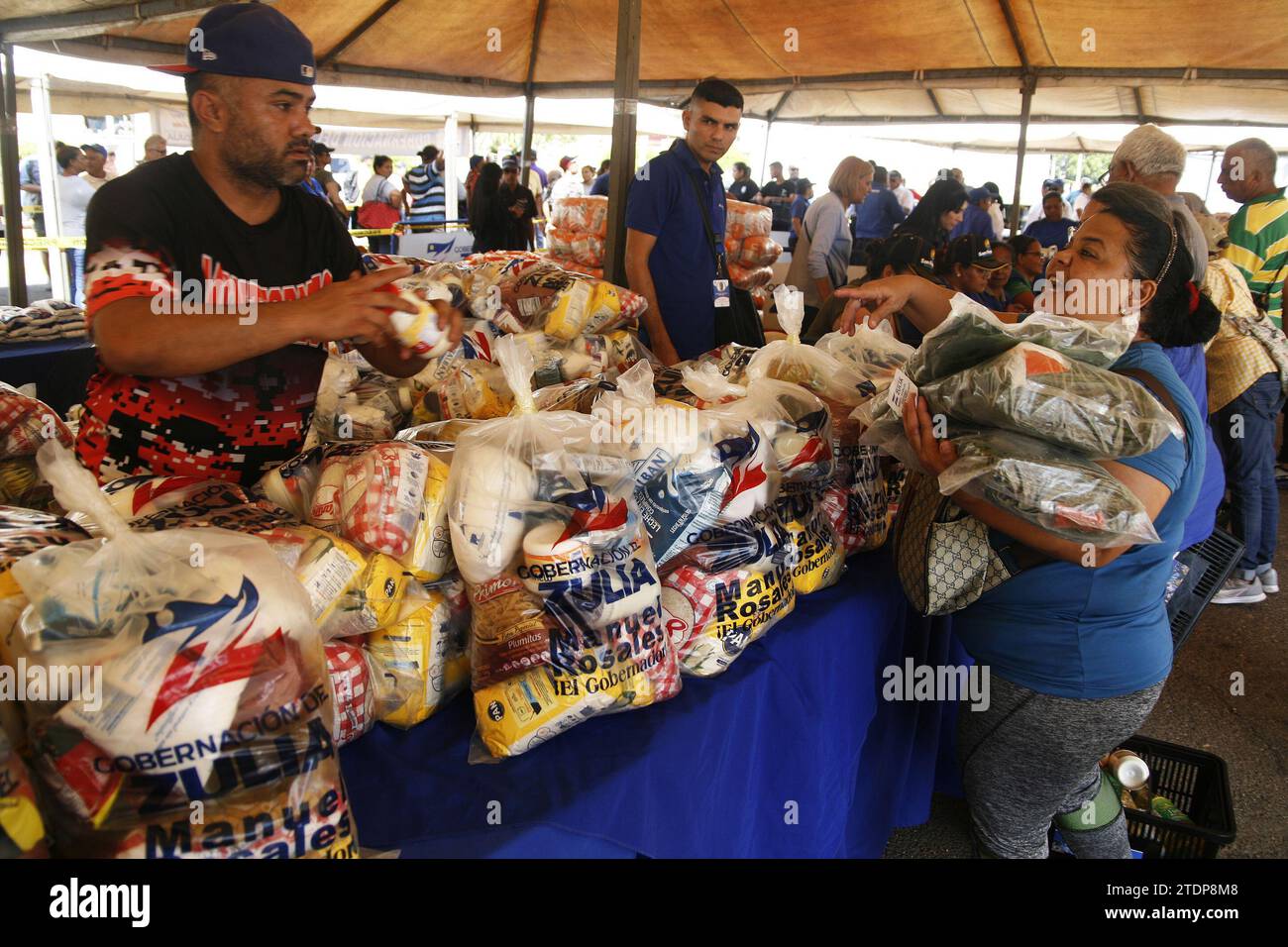 Venezolaner stehen am Montag, den 18. Dezember 2023, in der Gemeinde