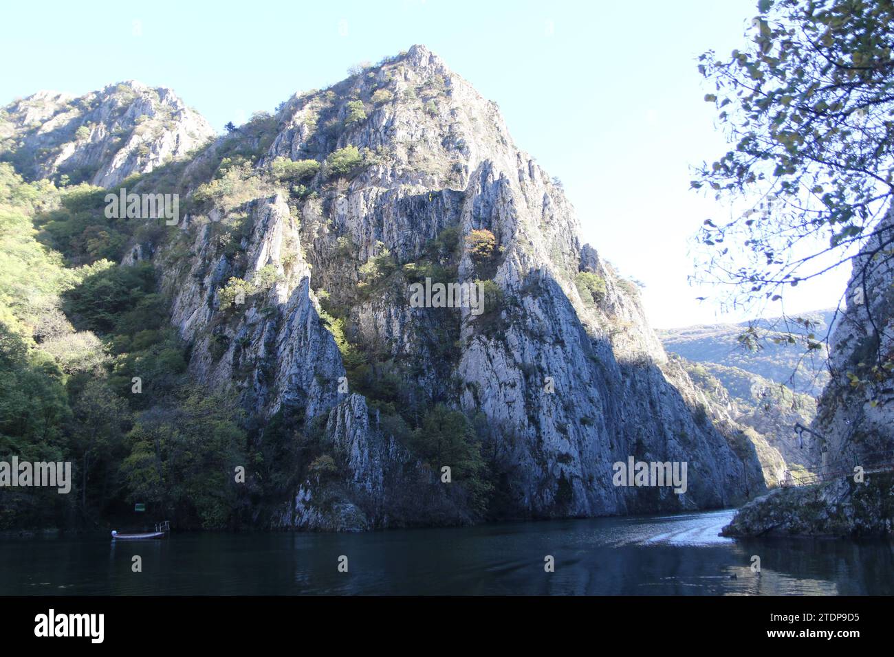 Matka ist eine Schlucht westlich von Skopje in Nordmazedonien. Matka ist mit einer Fläche von rund 5.000 Hektar eines der beliebtesten Outdoor-Reiseziele in Nordmazedonien und beherbergt mehrere mittelalterliche Klöster. Der Matka Lake im Matka Canyon ist der älteste künstliche See des Landes. Es ist beliebt bei Menschen, die gerne Kanu durch den Canyon fahren. Stockfoto