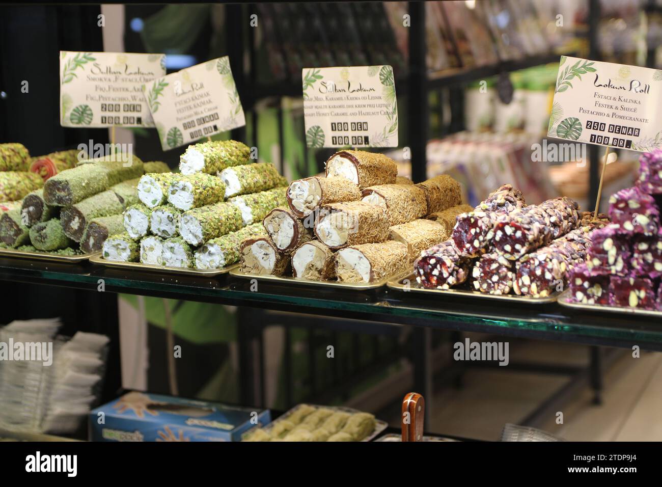 Die in Skopje, Mazedonien, verkauften Lokum-Rollen sind eine Familie von Süßigkeiten, die auf einem Gel aus Stärke und Zucker basieren. Premium-Sorten bestehen überwiegend aus gehackten Datteln, Pistazien, Haselnüssen oder Walnüssen, die durch das Gel gebunden sind; traditionelle Sorten werden oft mit Rosenwasser, Mastixgummi, Bergamotte-Orange oder Zitrone aromatisiert. Weitere gängige Geschmacksrichtungen sind Zimt und Minze. Stockfoto