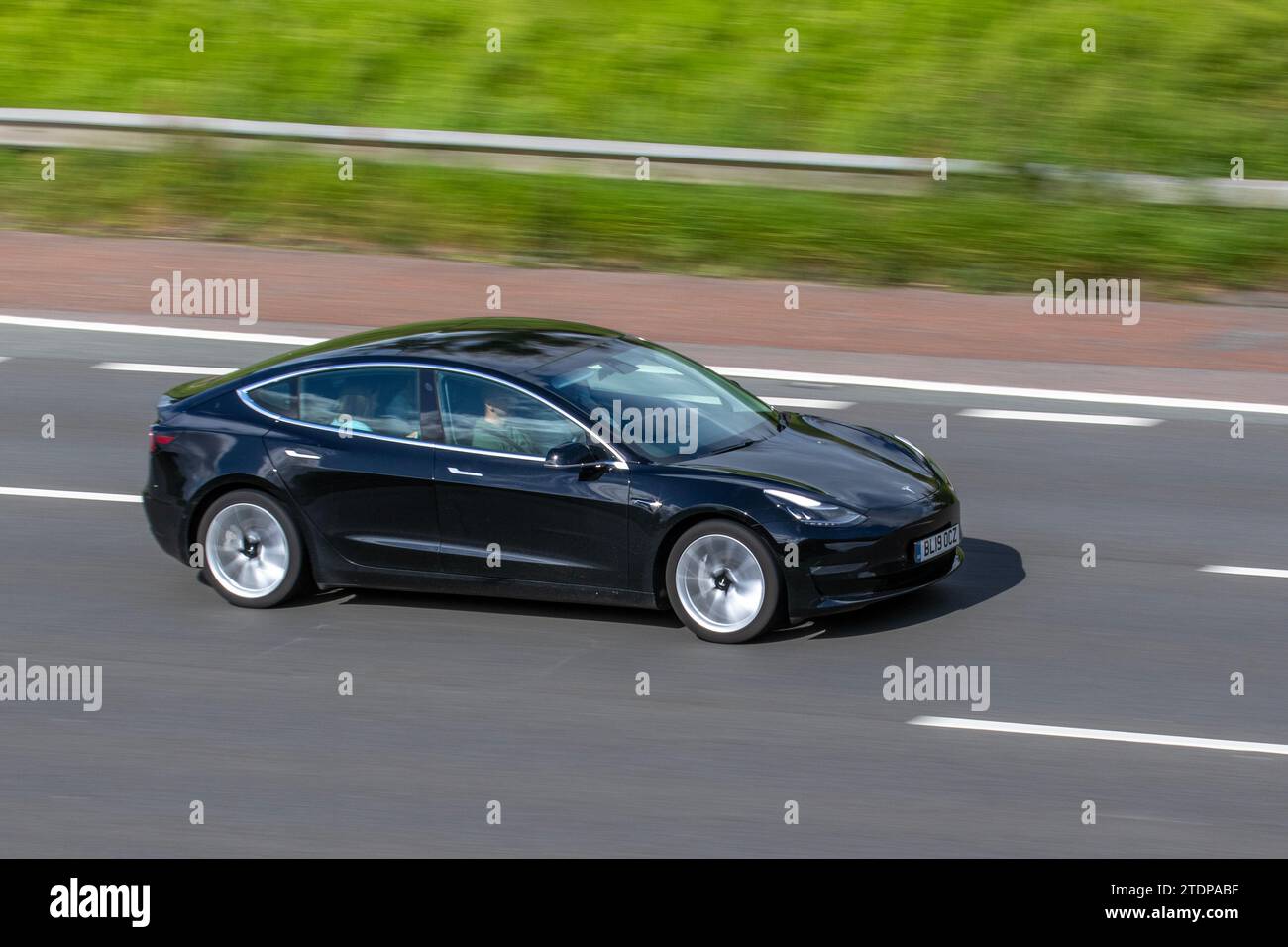 2019 Black Tesla Model 3 Standard Range, Elektrizität 1 Gang, automatisch. Batterieelektrisches Kompaktfahrzeug mit Fastback-Karosserie, gebaut von Tesla, Inc. Seit 2017. Stockfoto