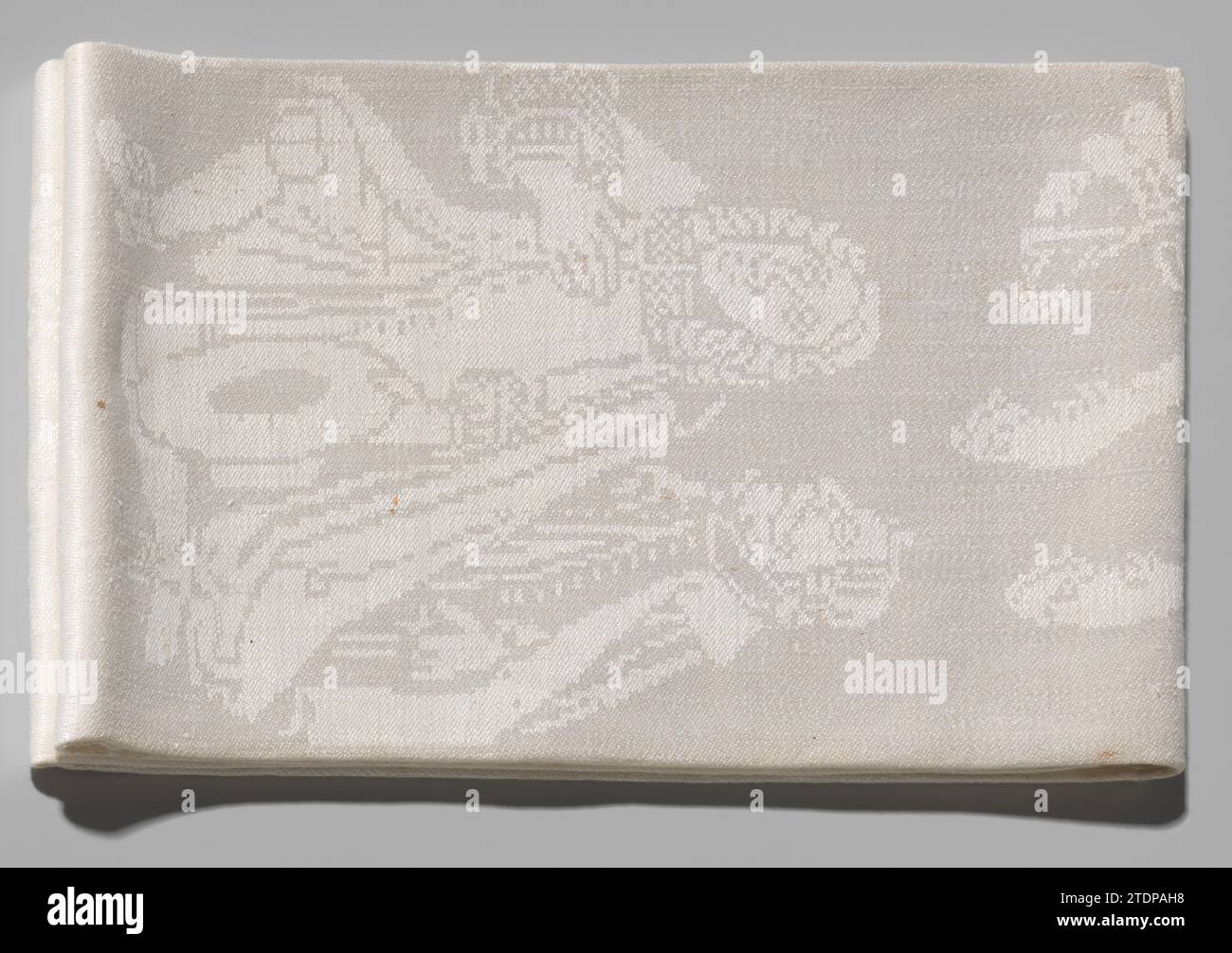 Serviette auf dem Grabrelief von Stadholder Willem III., Anonym, 1674 Linnamast Serviette auf dem Grabrelief von Stadholder Willem III Mittelfeld: Das symmetrische Muster zeigt folgende Szenen von unten nach oben: 1 das Festungsgrab auf einem Fluss. Inschriften: De Maes, D’graef und die Borghers of Graef Dancken Syn Hoogheyt ihrer Erlösung. 2 drei Burger mit Hut in der Hand und zwei kniende Burger, gekleidet mit Justaucorps, Kneebroek, Cape und flachen Perücken. 3 Burg, mit einem tanzenden, stumpfsinnigen Pferd auf beiden Seiten, auf dem Ruiter, gekleidet in Justaucorps mit breiten Bündchen, Schärpe, langer Perücke, gefiederte Weide Stockfoto