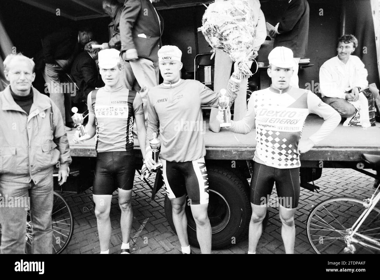 Tour durch Santpoort-N., Radfahren, Santpoort-Noord, 02-08-1989, Whizgle News from the Past, maßgeschneidert für die Zukunft. Erkunden Sie historische Geschichten, das Image der niederländischen Agentur aus einer modernen Perspektive, die die Lücke zwischen den Ereignissen von gestern und den Erkenntnissen von morgen überbrückt. Eine zeitlose Reise, die die Geschichten prägt, die unsere Zukunft prägen Stockfoto