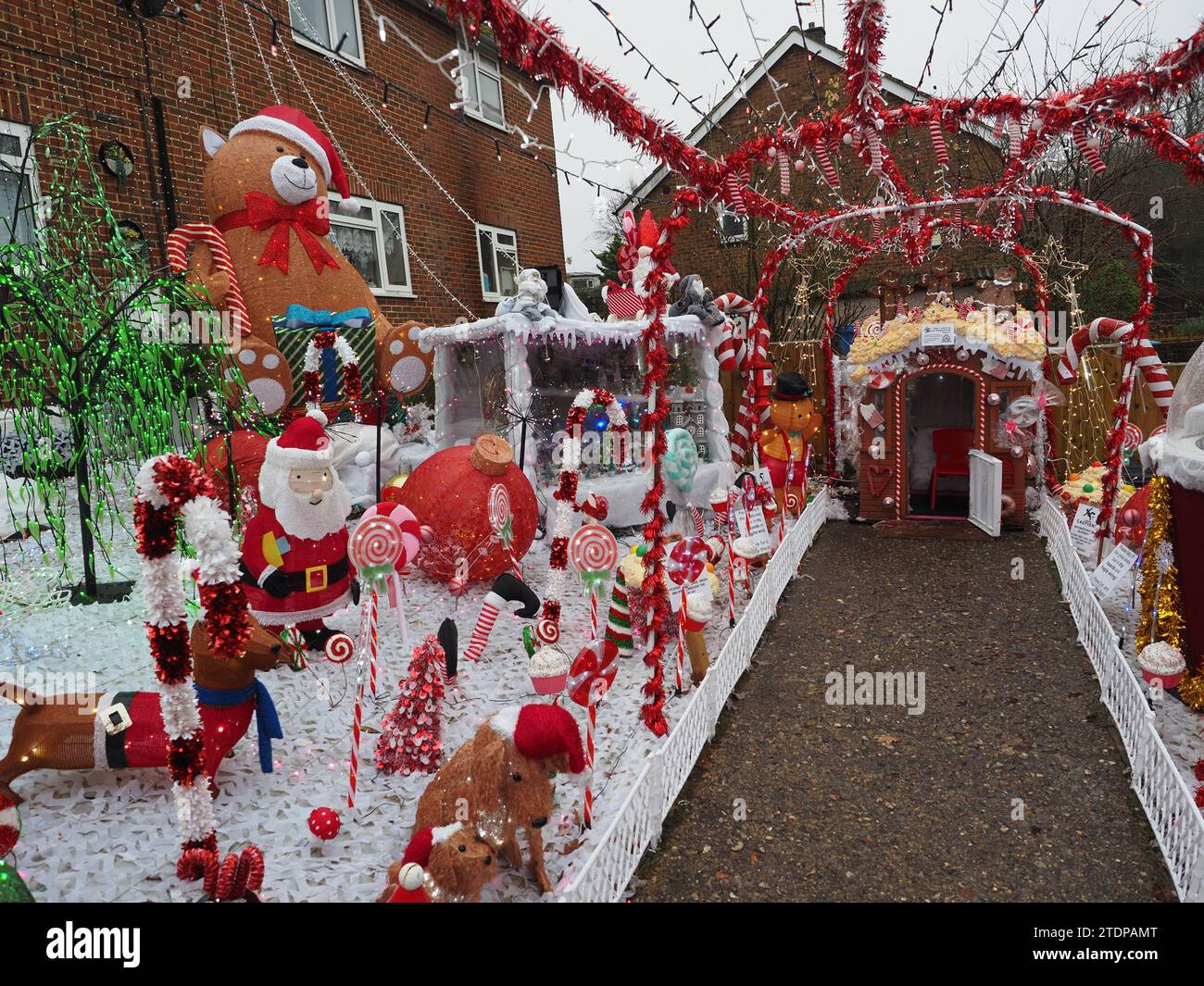 Faversham, Kent, Großbritannien. Dezember 2023. Das Haus der Clark Family verfügt über unglaubliche 80.000 Lichter und 3.000 Ornamente in Boughton unter Blean Nr Faversham, was wahrscheinlich Kents beeindruckendste Wohnbeleuchtung ist. Ross Clark soll seit 2018 £ 15.000 für die Ausstellung ausgegeben haben, was in Erinnerung an seinen frühzeitigen Sohn Jack ist, der in diesem Jahr 21 Jahre alt gewesen wäre und bei der East Kent Hospitals Charity hilft, Spenden für winzige Zehen zu sammeln. Das Display verfügt sogar über einen Miniaturbereich. Quelle: James Bell/Alamy Live News Stockfoto