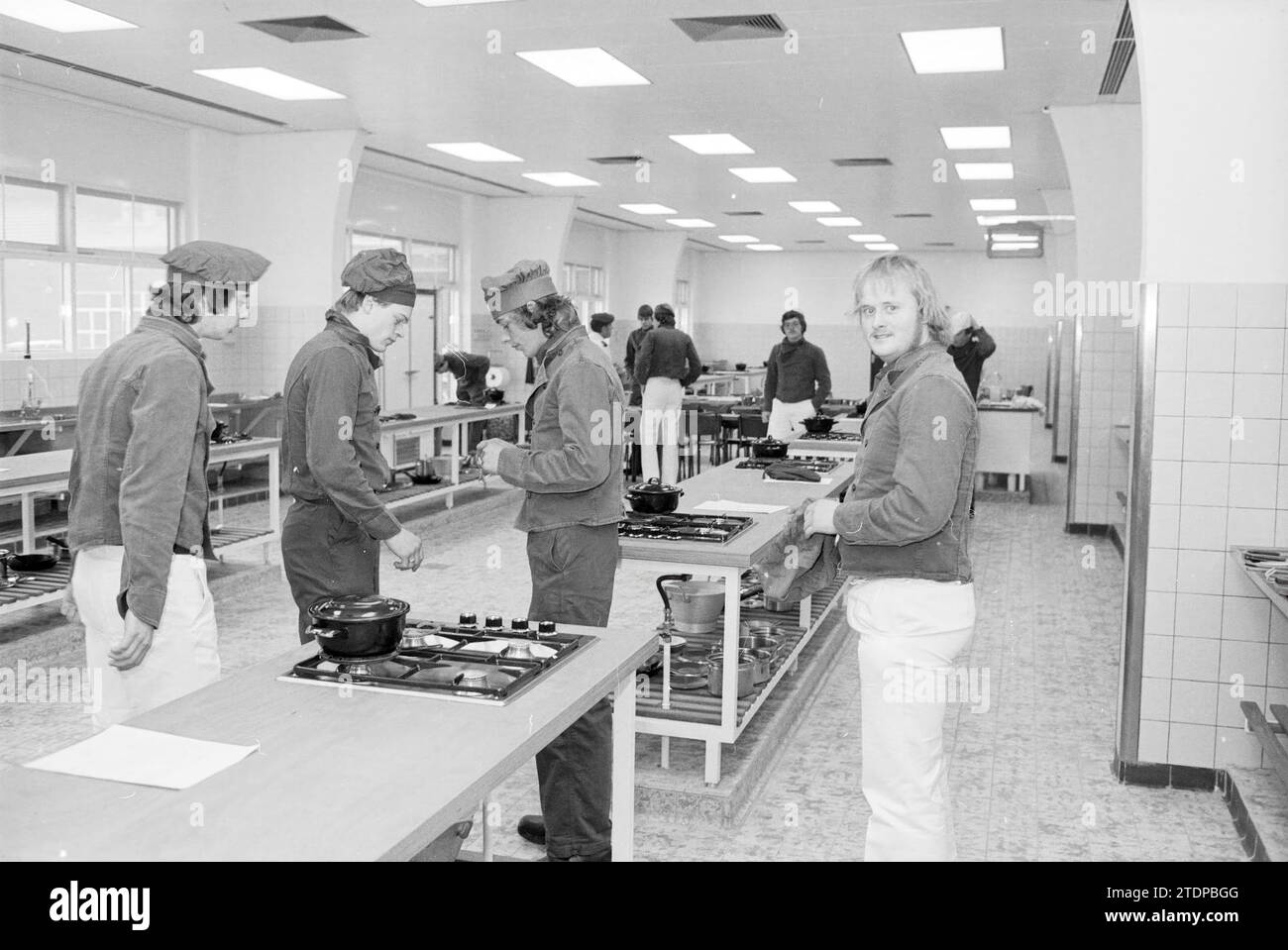 Inneneinrichtung Kochschule Ripperd Barracks, Mitarbeiter in Küche, Haarlem, Nederland, 06-02-1979, Whizgle News aus der Vergangenheit, zugeschnitten auf die Zukunft. Erkunden Sie historische Geschichten, das Image der niederländischen Agentur aus einer modernen Perspektive, die die Lücke zwischen den Ereignissen von gestern und den Erkenntnissen von morgen überbrückt. Eine zeitlose Reise, die die Geschichten prägt, die unsere Zukunft prägen Stockfoto