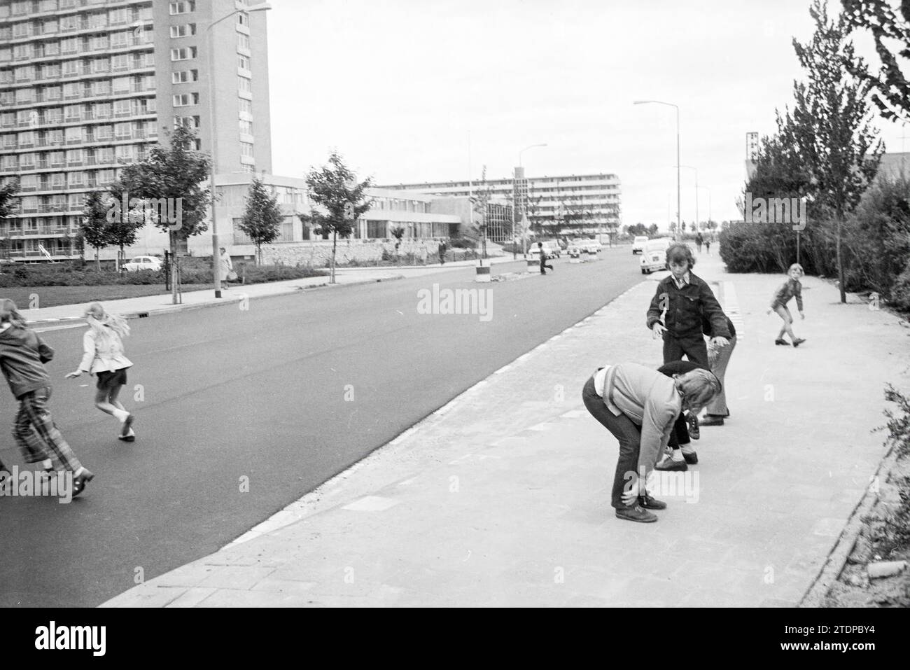 Kinder spielen auf der Straße in einem geräumigen Neubaugebiet, Haarlem, Floris van Adrichemlaan, Niederlande, 13-08-1973, Whizgle News aus der Vergangenheit, zugeschnitten auf die Zukunft. Erkunden Sie historische Geschichten, das Image der niederländischen Agentur aus einer modernen Perspektive, die die Lücke zwischen den Ereignissen von gestern und den Erkenntnissen von morgen überbrückt. Eine zeitlose Reise, die die Geschichten prägt, die unsere Zukunft prägen Stockfoto