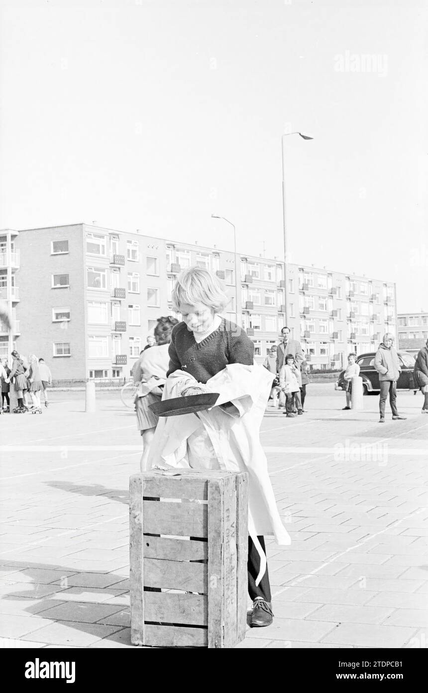 Baking Pancakes Schalkwijk, King's Day, 30-04-1964, Whizgle News from the Past, maßgeschneidert für die Zukunft. Erkunden Sie historische Geschichten, das Image der niederländischen Agentur aus einer modernen Perspektive, die die Lücke zwischen den Ereignissen von gestern und den Erkenntnissen von morgen überbrückt. Eine zeitlose Reise, die die Geschichten prägt, die unsere Zukunft prägen Stockfoto