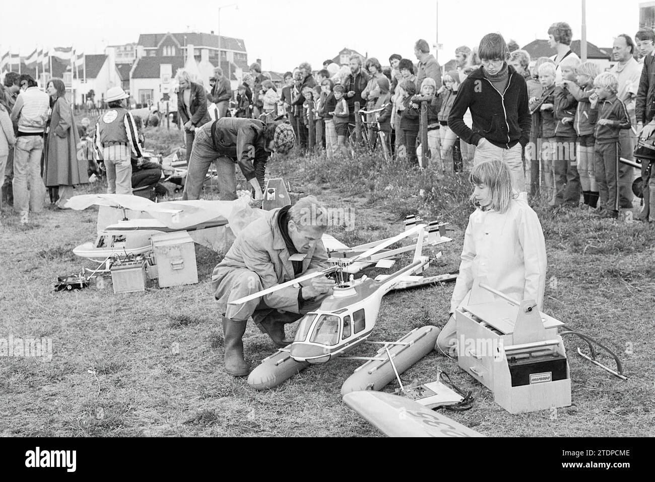 Modellflugzeug-Demonstration, Wijk aan Zee, Flugzeuge, 26-07-1977, Whizgle News from the Past, maßgeschneidert für die Zukunft. Erkunden Sie historische Geschichten, das Image der niederländischen Agentur aus einer modernen Perspektive, die die Lücke zwischen den Ereignissen von gestern und den Erkenntnissen von morgen überbrückt. Eine zeitlose Reise, die die Geschichten prägt, die unsere Zukunft prägen Stockfoto