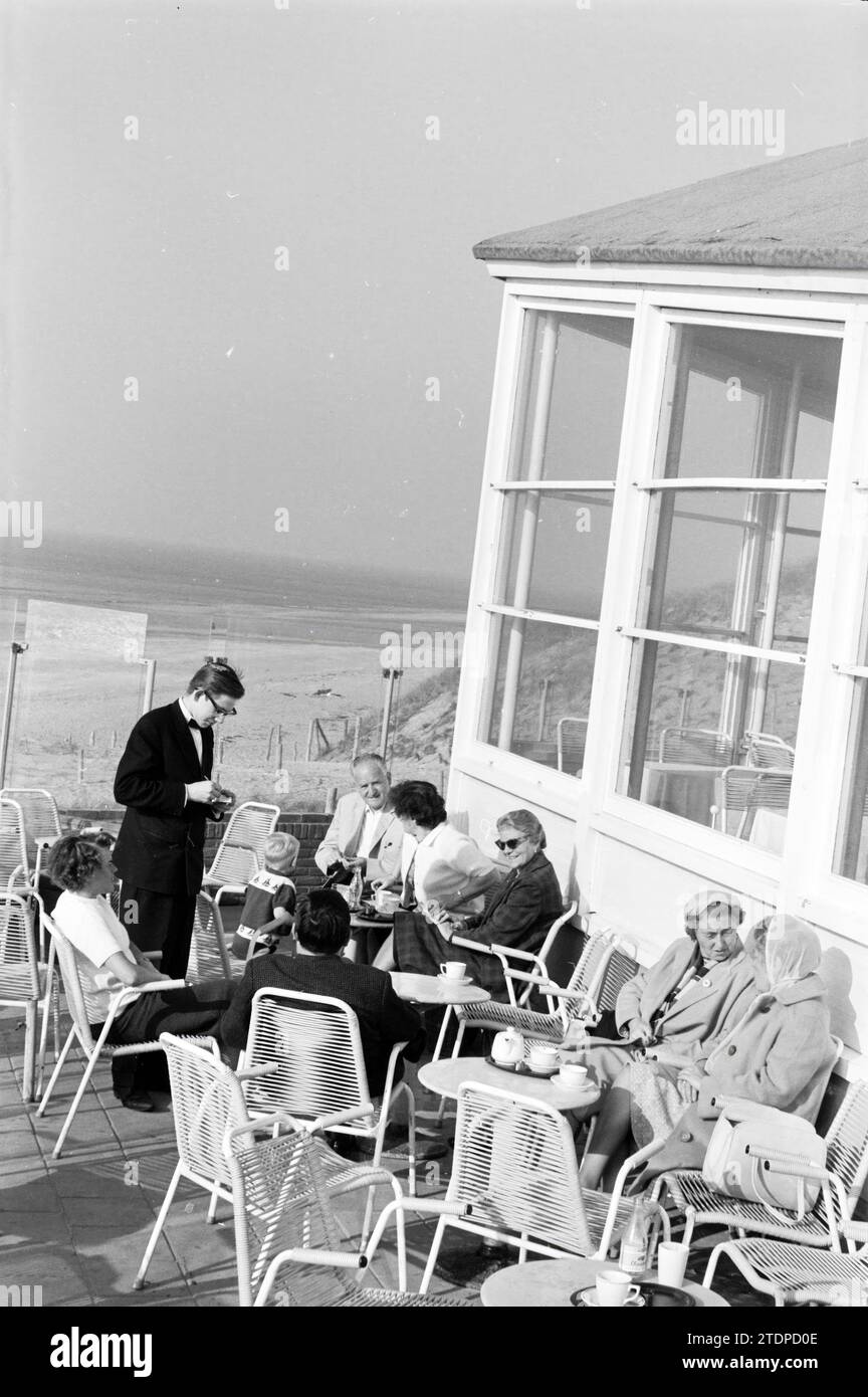 Menschen auf der Terrasse Parnassia, Strand und Strände, 08-10-1962, Whizgle News aus der Vergangenheit, maßgeschneidert für die Zukunft. Erkunden Sie historische Geschichten, das Image der niederländischen Agentur aus einer modernen Perspektive, die die Lücke zwischen den Ereignissen von gestern und den Erkenntnissen von morgen überbrückt. Eine zeitlose Reise, die die Geschichten prägt, die unsere Zukunft prägen Stockfoto