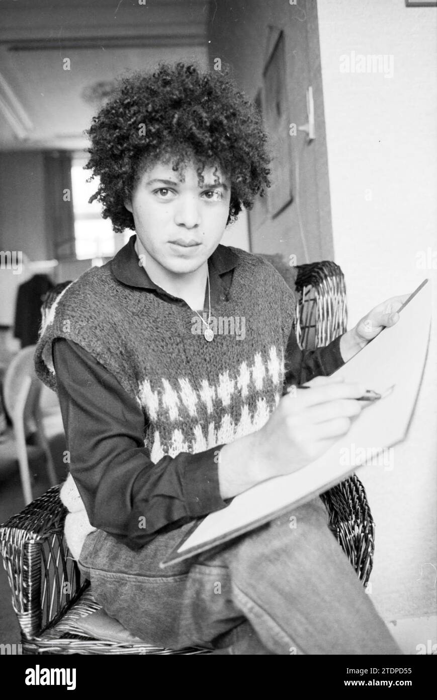 Algerischer Karikaturist + Zeichencomic, Bücher und Buchhändler, Zeichnungen, 07-04-1981, Whizgle News aus der Vergangenheit, zugeschnitten auf die Zukunft. Erkunden Sie historische Geschichten, das Image der niederländischen Agentur aus einer modernen Perspektive, die die Lücke zwischen den Ereignissen von gestern und den Erkenntnissen von morgen überbrückt. Eine zeitlose Reise, die die Geschichten prägt, die unsere Zukunft prägen Stockfoto