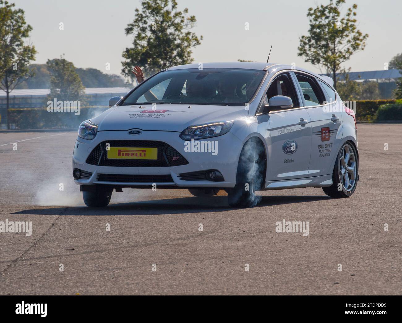 Stuntfahrer Paul Swift fährt seinen Ford Focus auf zwei Rädern und Mustang dreht sich Stockfoto