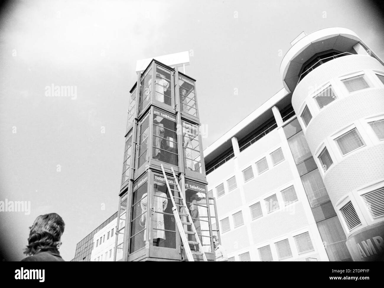 Kunstwerk „Body Building“ von gestapelten Telefonkabinen des belgischen Jan und Paul Schiekat im Rahmen der Antwerpen-Haarlem Kunstausstellung auf dem Houtplein, Haarlem, Houtplein, Niederlande, 08-05-1990, Whizgle News aus der Vergangenheit, zugeschnitten auf die Zukunft. Erkunden Sie historische Geschichten, das Image der niederländischen Agentur aus einer modernen Perspektive, die die Lücke zwischen den Ereignissen von gestern und den Erkenntnissen von morgen überbrückt. Eine zeitlose Reise, die die Geschichten prägt, die unsere Zukunft prägen Stockfoto