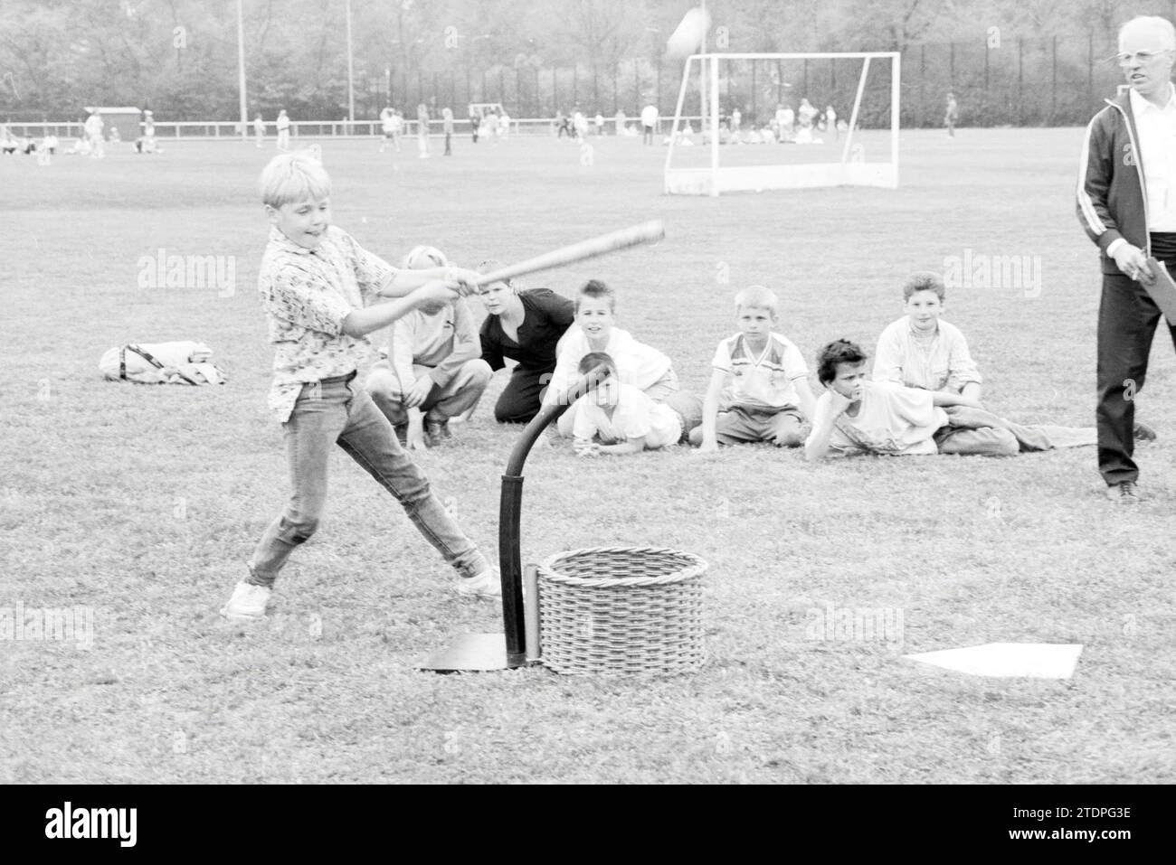Peanutball, 11.05.1989, Whizgle News from the Past, maßgeschneidert für die Zukunft. Erkunden Sie historische Geschichten, das Image der niederländischen Agentur aus einer modernen Perspektive, die die Lücke zwischen den Ereignissen von gestern und den Erkenntnissen von morgen überbrückt. Eine zeitlose Reise, die die Geschichten prägt, die unsere Zukunft prägen Stockfoto