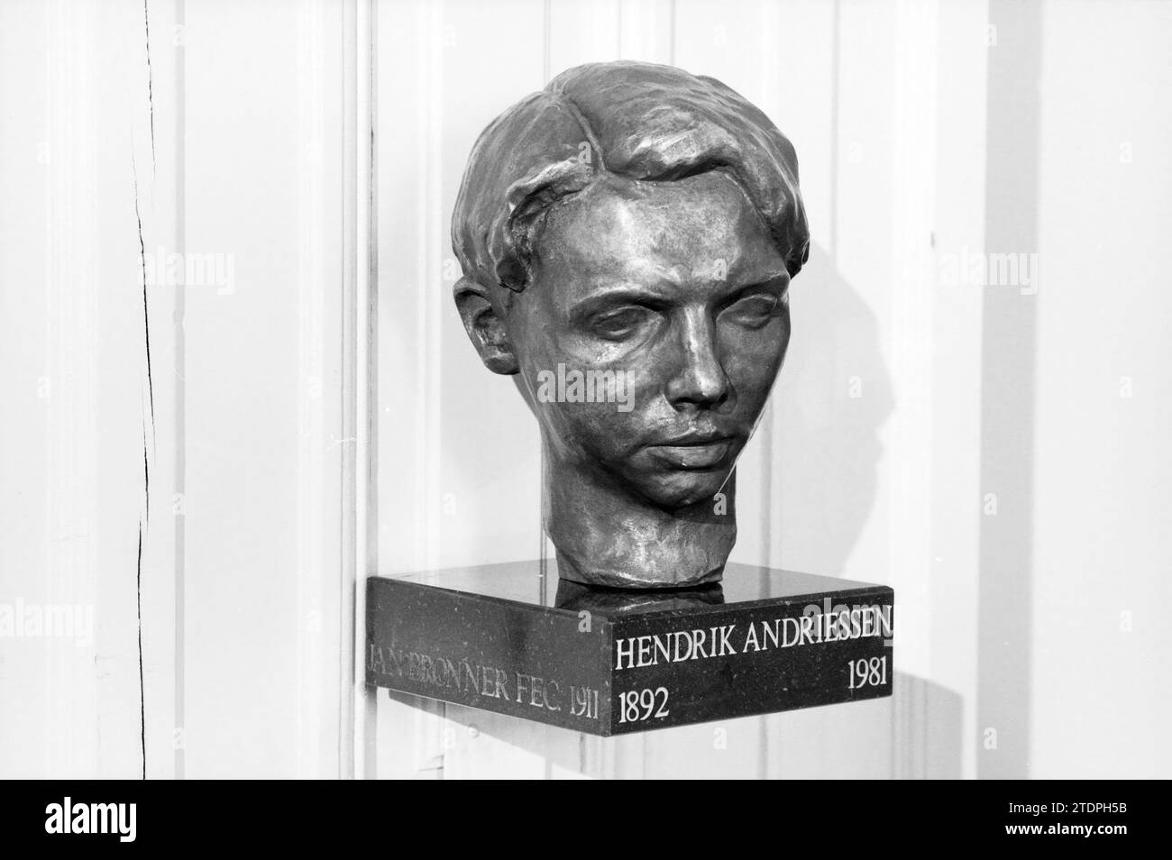 Skulptur Hendrik Andriessen, Haarlem, Niederlande, 05-02-1992, Whizgle News from the Past, Tailored for the Future. Erkunden Sie historische Geschichten, das Image der niederländischen Agentur aus einer modernen Perspektive, die die Lücke zwischen den Ereignissen von gestern und den Erkenntnissen von morgen überbrückt. Eine zeitlose Reise, die die Geschichten prägt, die unsere Zukunft prägen Stockfoto