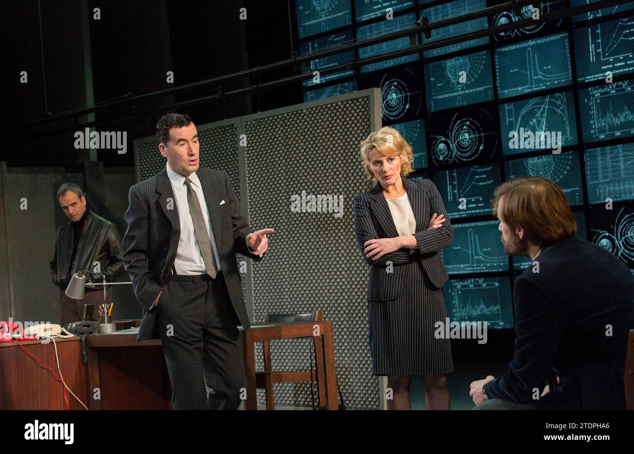 l-r: Gerald Kyd (Ridley), Tim McMullan (Blair), Lisa Dillon (Elizabeth Hapgood), Alec Newman (Kerner) in HAPGOOD von Tom Stoppard im Hampstead Theatre, London NW3 09/12/2015 Design: Ashley Martin Davis Beleuchtung: James Farncombe Regisseur: Howard Davies Stockfoto