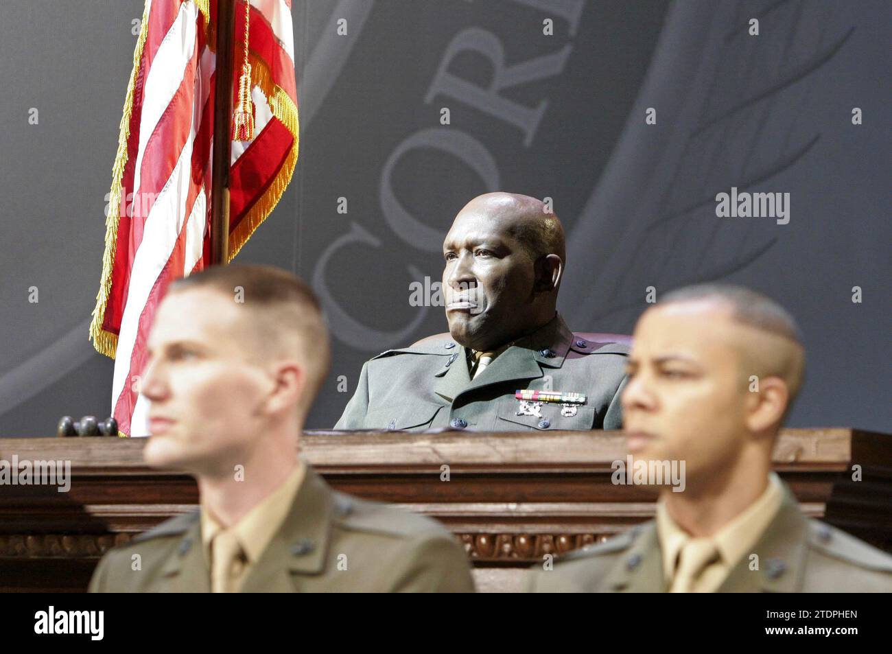 l-r: Nick Court (Louden Downey), Robert D Phillips (Richter Julius Alexander Randolph), Michael Wildman (Harold Dawson) in Ein PAAR GUTE MÄNNER von Aaron Sorkin im Theatre Royal Haymarket, London SW1 06/09/2005 Bühnenbild: Michael Pavelka Kostüme: Elizabeth Hope Clancy Beleuchtung: Mark Henderson Regisseur: David Esbjornson Stockfoto