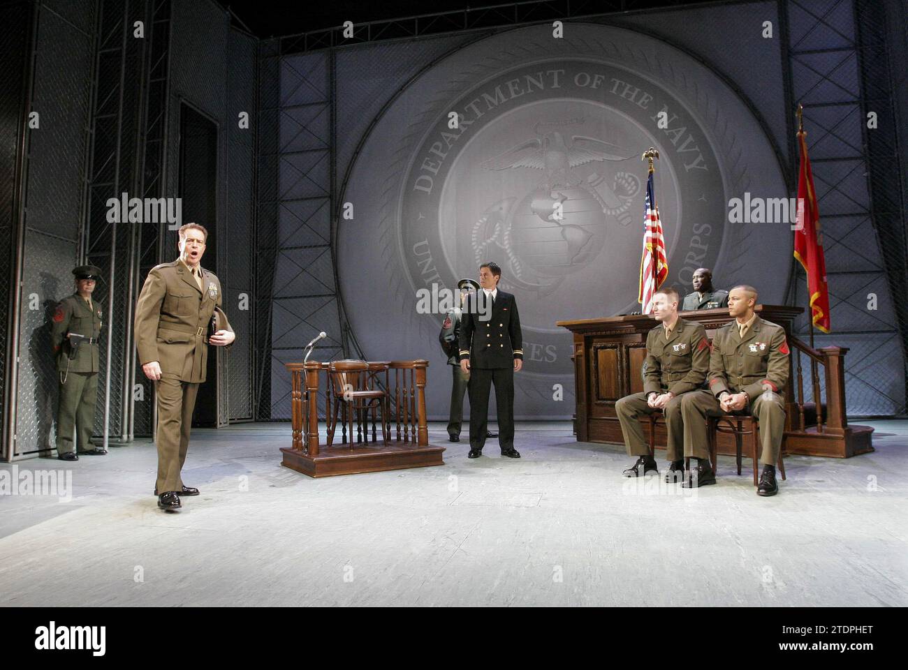 Vorn links: Jack Ellis (Oberst Nathan R. Jessup) hinten Mitte: Rob Lowe (Lieutenant Daniel A. Kaffee) rechts, l-r: Nick Court (Louden Downey), Robert D. Phillips (Richter Julius Alexander Randolph), Michael Wildman (Harold Dawson) in A SOME GOOD MEN von Aaron Sorkin im Theatre Royal Haymarket, London SW1 06/09/2005 Bühnenbild: Michael Pavelka Kostüme: Elizabeth Hope Clancy Beleuchtung: Mark Henderson Regisseur: David Esbjornson Stockfoto