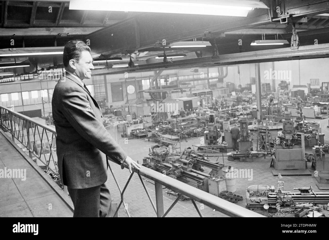 Direktor N.B.M., Personen, 21. 11. 1967, Whizgle News aus der Vergangenheit, zugeschnitten auf die Zukunft. Erkunden Sie historische Geschichten, das Image der niederländischen Agentur aus einer modernen Perspektive, die die Lücke zwischen den Ereignissen von gestern und den Erkenntnissen von morgen überbrückt. Eine zeitlose Reise, die die Geschichten prägt, die unsere Zukunft prägen Stockfoto