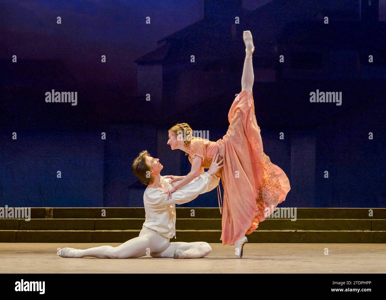 Vadim Muntagirov (Romeo), Daria Klimentova (Julia) in ROMEO UND JULIA nach Shakespeare präsentiert vom English National Ballet im London Coliseum, London WC2 05/01/2011 Musik: Sergei Prokofjew Choreographie: Rudolf Nureyev Design: Ezio Frigerio Beleuchtung: Tharon Musser Re-Inszenierung: Patricia Ruanne & Frederic John Stockfoto