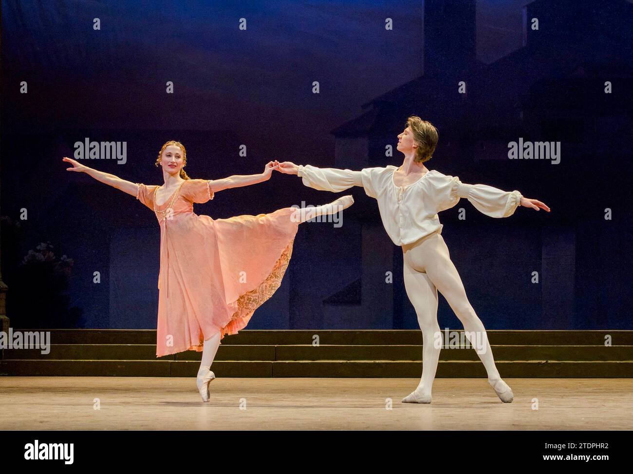 Daria Klimentova (Julia), Vadim Muntagirov (Romeo) in ROMEO UND JULIA nach Shakespeare präsentiert vom English National Ballet im London Coliseum, London WC2 05/01/2011 Musik: Sergei Prokofjew Choreographie: Rudolf Nureyev Design: Ezio Frigerio Beleuchtung: Tharon Musser Re-Inszenierung: Patricia Ruanne & Frederic John Stockfoto