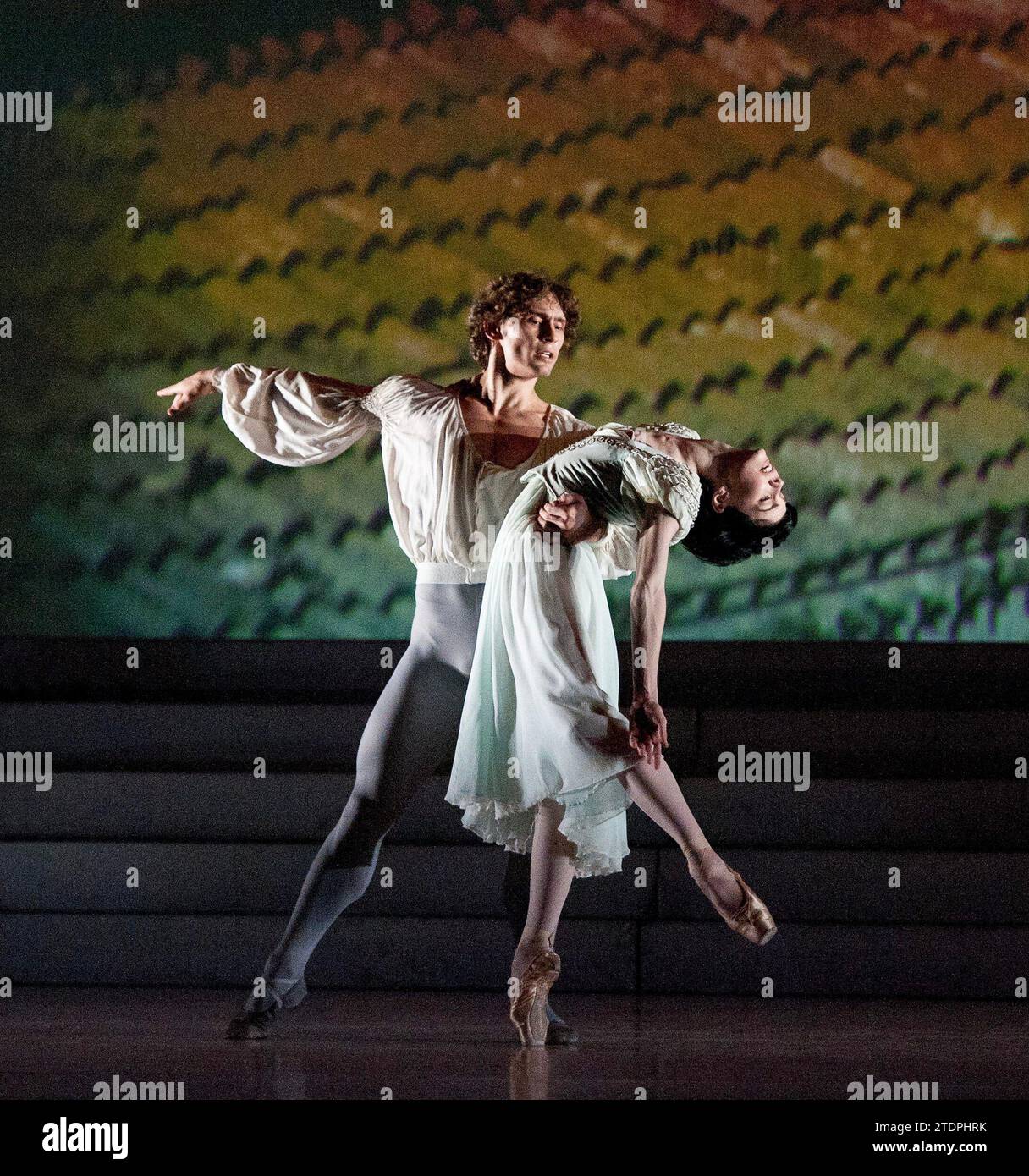 Ivan Vasiliev (Romeo), Natalia Osipova (Julia) in ROMEO UND JULIA nach Shakespeare präsentiert von Peter Schaufuss Ballet im London Coliseum WC2 12/07/2011 English National Ballet Orchestra Originalchoreographie: Frederick Ashton nachgebildet von Peter Schaufuss Stockfoto