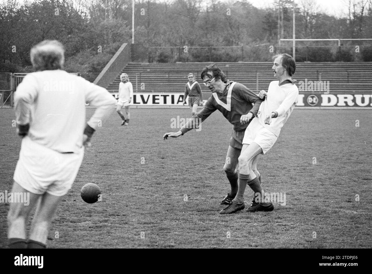 Fußball, Whizgle News aus der Vergangenheit, zugeschnitten auf die Zukunft. Erkunden Sie historische Geschichten, das Image der niederländischen Agentur aus einer modernen Perspektive, die die Lücke zwischen den Ereignissen von gestern und den Erkenntnissen von morgen überbrückt. Eine zeitlose Reise, die die Geschichten prägt, die unsere Zukunft prägen Stockfoto