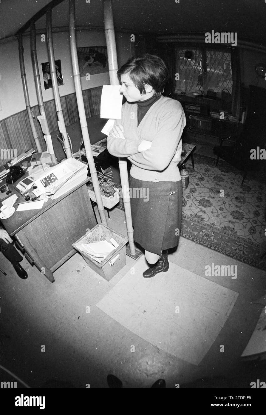 Porträt eines Mitarbeiters der de Boer Photo Press Agency, Haarlem, Niederlande, 00-12-1968, Whizgle News from the Past, maßgeschneidert für die Zukunft. Erkunden Sie historische Geschichten, das Image der niederländischen Agentur aus einer modernen Perspektive, die die Lücke zwischen den Ereignissen von gestern und den Erkenntnissen von morgen überbrückt. Eine zeitlose Reise, die die Geschichten prägt, die unsere Zukunft prägen Stockfoto