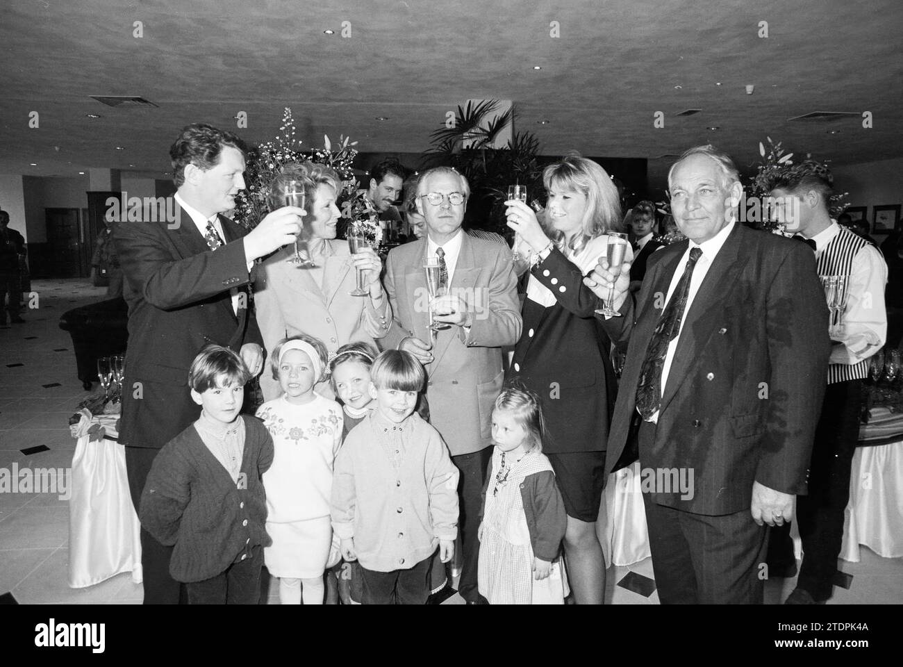 Eröffnung Van der Valk Motel A4, Rijksweg A4, 09-04-1992, Whizgle News from the Past, Tailored for the Future. Erkunden Sie historische Geschichten, das Image der niederländischen Agentur aus einer modernen Perspektive, die die Lücke zwischen den Ereignissen von gestern und den Erkenntnissen von morgen überbrückt. Eine zeitlose Reise, die die Geschichten prägt, die unsere Zukunft prägen Stockfoto