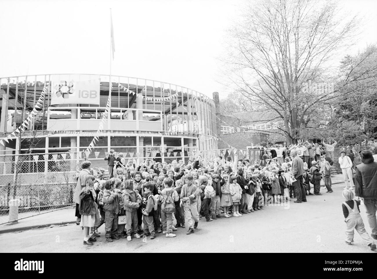 Höchster Punkt Aerdenhout School Association, höchster Punkt, Aerdenhout, Herr H. Enschedéweg, 11-05-1989, Whizgle News aus der Vergangenheit, zugeschnitten auf die Zukunft. Erkunden Sie historische Geschichten, das Image der niederländischen Agentur aus einer modernen Perspektive, die die Lücke zwischen den Ereignissen von gestern und den Erkenntnissen von morgen überbrückt. Eine zeitlose Reise, die die Geschichten prägt, die unsere Zukunft prägen Stockfoto