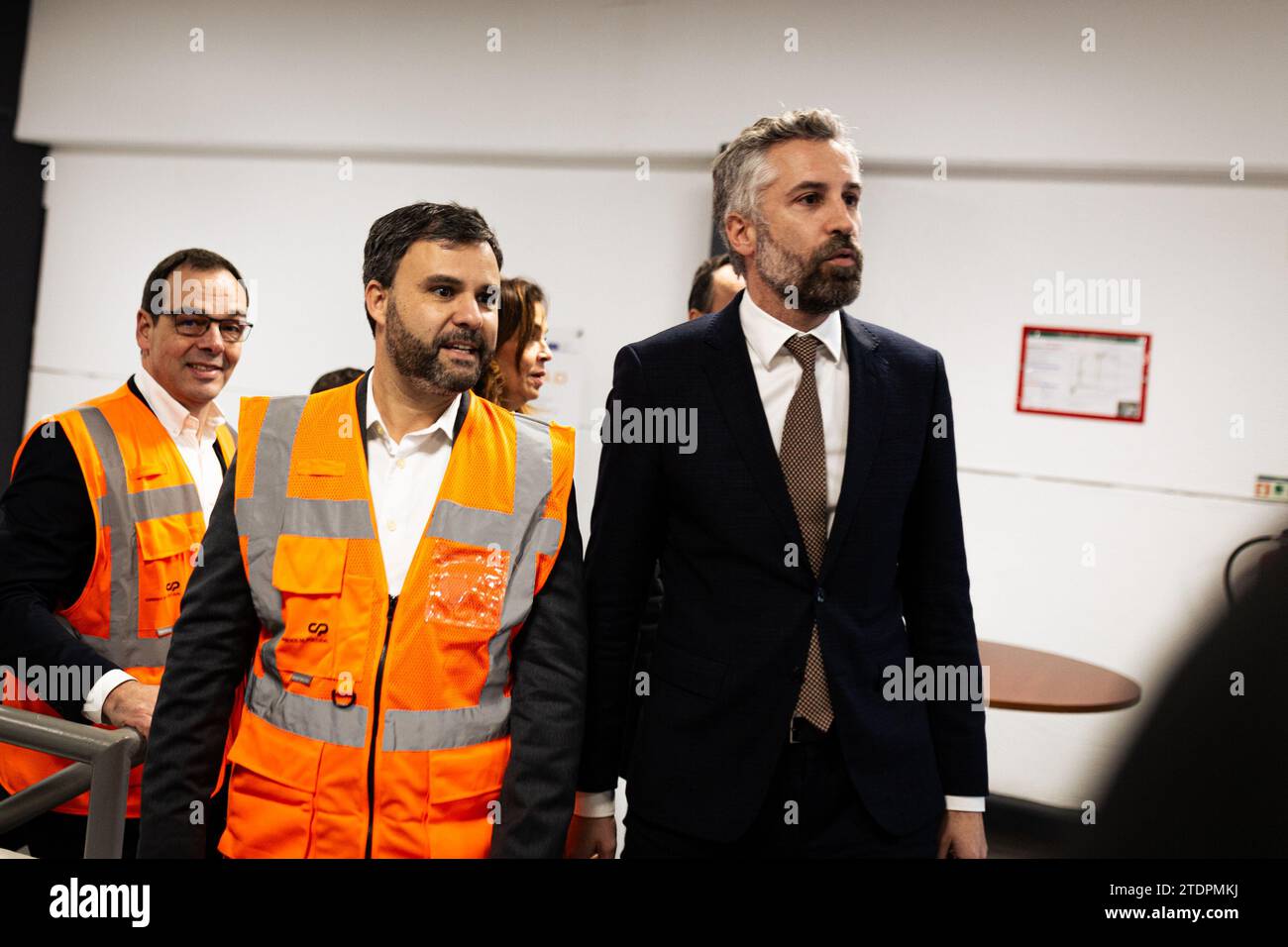 Porto, Portugal. Dezember 2023. Pedro Nuno Santos (R), Generalsekretär der Sozialistischen Partei, wurde während seines Besuchs in der Fabrik CP (Comboios de Portugal) gesehen. Der neu gewählte Generalsekretär der Sozialistischen Partei (PS) Pedro Nuno Santos, der António Costa in der Parteiführung ablöst, wählte die KP-Fabriken (Züge aus Portugal) von Guifões in Matosinhos für seinen ersten offiziellen Besuch. Seit 2012 geschlossen, wurden diese Fabriken 2020 während seiner Amtszeit als Infrastrukturminister wieder eröffnet. Quelle: SOPA Images Limited/Alamy Live News Stockfoto