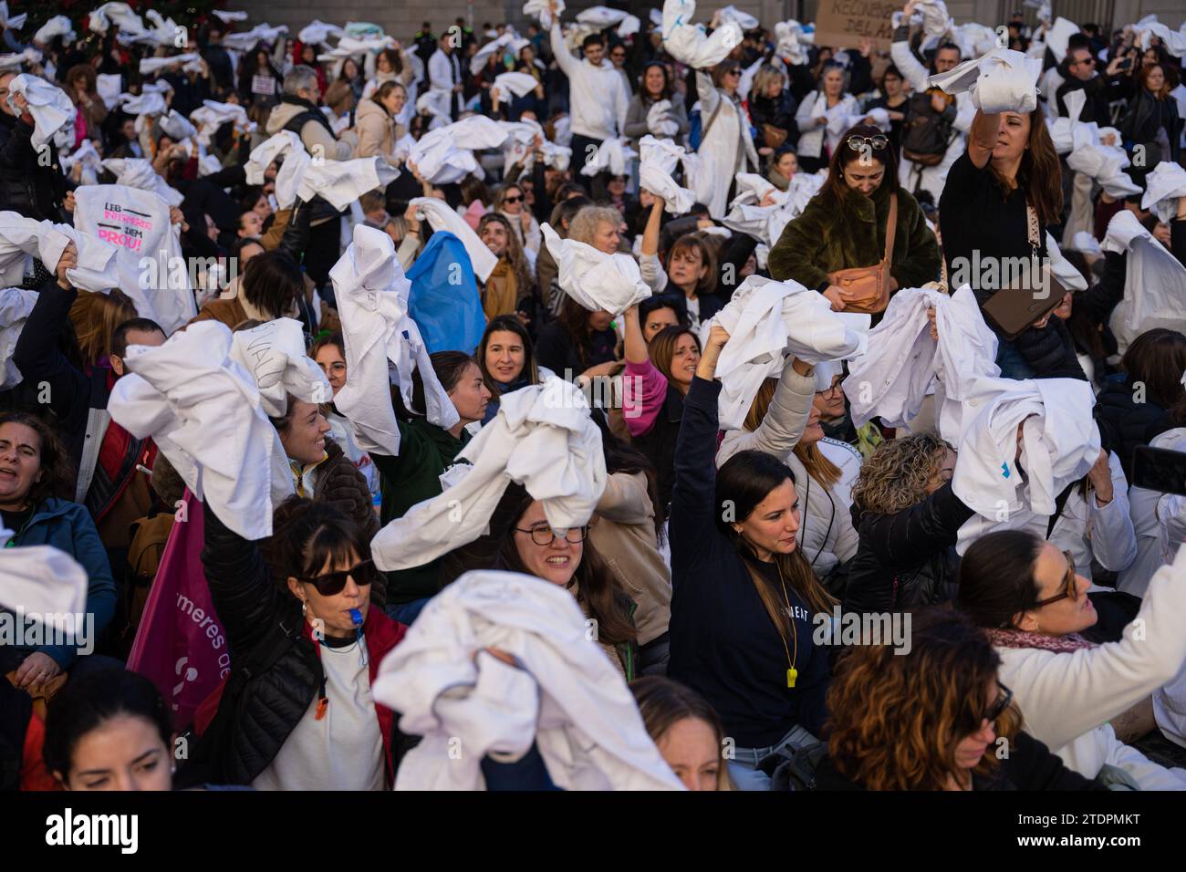 19. Dezember 2023, Barcelona, Spanien: Katalanische Gesundheitsexperten im Streik lassen ihre Kleider auf einem Pappgrab liegen, das den Tod des katalanischen Gesundheitssystems symbolisiert, vor der Tür des Palau de la Generalitat. Berufstätige fordern Verbesserungen der Arbeitsbedingungen. (Kreditbild: © Marc Asensio Clupes/ZUMA Press Wire) NUR REDAKTIONELLE VERWENDUNG! Nicht für kommerzielle ZWECKE! Stockfoto