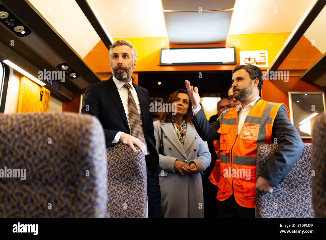 Porto, Portugal. Dezember 2023. Pedro Nuno Santos (L), Generalsekretär der Sozialistischen Partei, wurde in einem Zug zusammen mit dem Bürgermeister von Matosinhos, Luísa Salgueiro (C), während seines Besuchs in der Fabrik CP (Comboios de Portugal) gesehen. Der neu gewählte Generalsekretär der Sozialistischen Partei (PS) Pedro Nuno Santos, der António Costa in der Parteiführung ablöst, wählte die KP-Fabriken (Züge aus Portugal) von Guifões in Matosinhos für seinen ersten offiziellen Besuch. Seit 2012 geschlossen, wurden diese Fabriken 2020 während seiner Amtszeit als Infrastrukturminister wieder eröffnet. Quelle: SOPA Images Limited/Alamy Live News Stockfoto