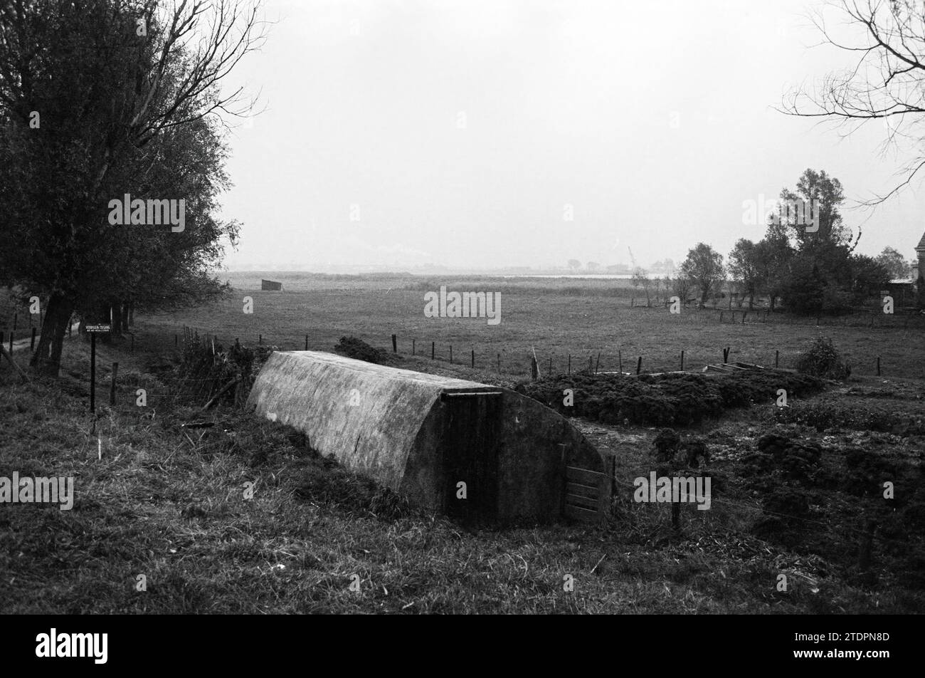 Bunker, Whizgle News aus der Vergangenheit, zugeschnitten auf die Zukunft. Erkunden Sie historische Geschichten, das Image der niederländischen Agentur aus einer modernen Perspektive, die die Lücke zwischen den Ereignissen von gestern und den Erkenntnissen von morgen überbrückt. Eine zeitlose Reise, die die Geschichten prägt, die unsere Zukunft prägen Stockfoto