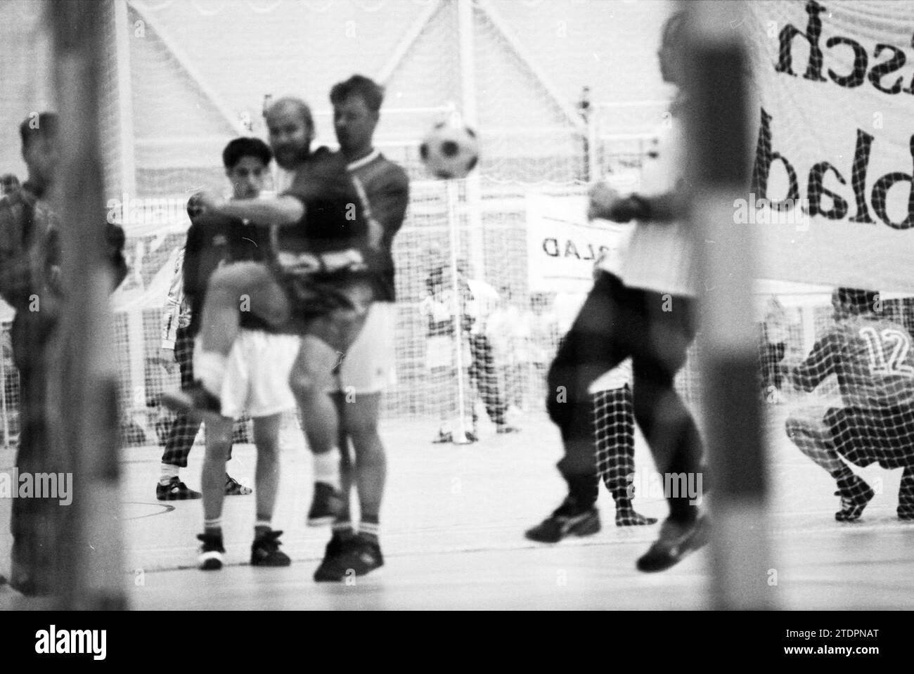 Fußball- und Volleyballturnier HDL, 17-06-1994, Whizgle News aus der Vergangenheit, zugeschnitten auf die Zukunft. Erkunden Sie historische Geschichten, das Image der niederländischen Agentur aus einer modernen Perspektive, die die Lücke zwischen den Ereignissen von gestern und den Erkenntnissen von morgen überbrückt. Eine zeitlose Reise, die die Geschichten prägt, die unsere Zukunft prägen Stockfoto
