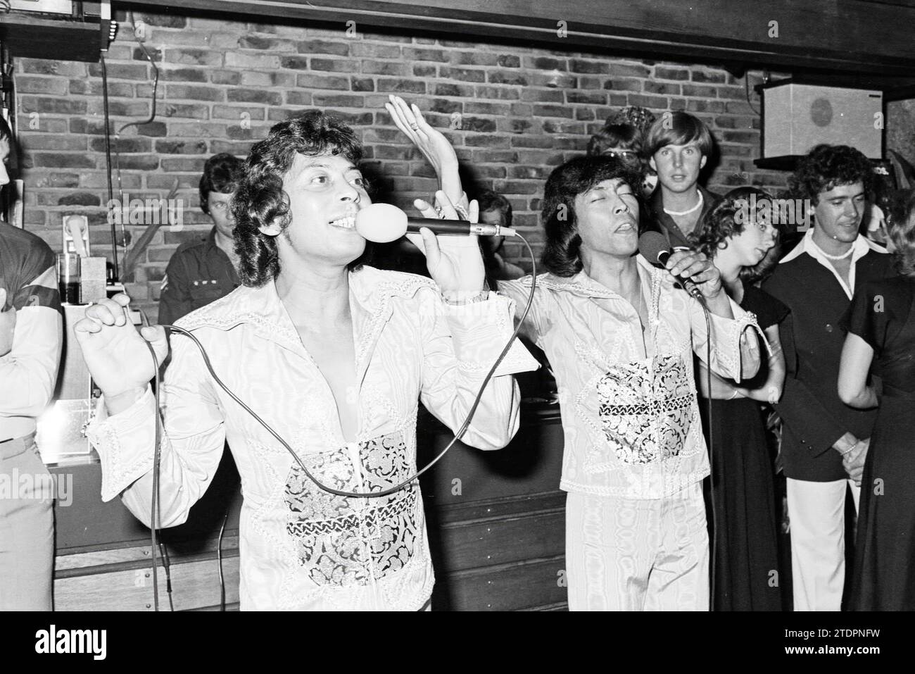 The Blue Diamonds at Tiffany Club, Music, 29-07-1977, Whizgle News from the Past, Zukunftsmusik. Erkunden Sie historische Geschichten, das Image der niederländischen Agentur aus einer modernen Perspektive, die die Lücke zwischen den Ereignissen von gestern und den Erkenntnissen von morgen überbrückt. Eine zeitlose Reise, die die Geschichten prägt, die unsere Zukunft prägen Stockfoto