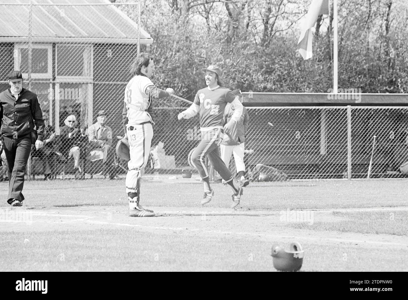 R.C.H. - O.L.A., Baseball, 04-05-1975, Whizgle News aus der Vergangenheit, zugeschnitten auf die Zukunft. Erkunden Sie historische Geschichten, das Image der niederländischen Agentur aus einer modernen Perspektive, die die Lücke zwischen den Ereignissen von gestern und den Erkenntnissen von morgen überbrückt. Eine zeitlose Reise, die die Geschichten prägt, die unsere Zukunft prägen Stockfoto