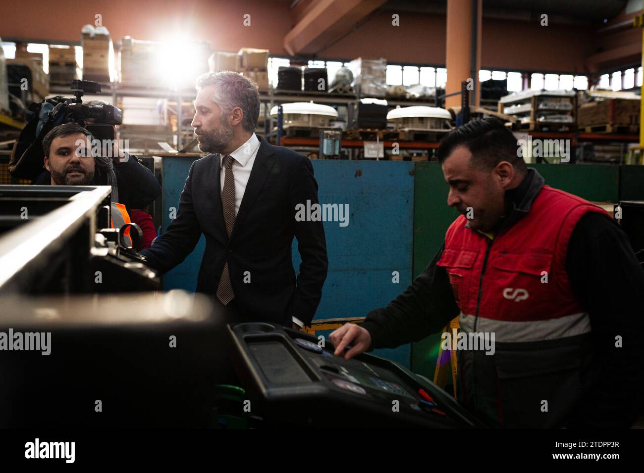 Porto, Portugal. Dezember 2023. Der Generalsekretär der PS (Sozialistische Partei) Pedro Nuno Santos spricht während seines Besuchs im Werk CP (Comboios de Portugal) mit den Mitarbeitern der Fabrik. Der neu gewählte Generalsekretär der Sozialistischen Partei (PS) Pedro Nuno Santos, der António Costa in der Parteiführung ablöst, wählte die KP-Fabriken (Züge aus Portugal) von Guifões in Matosinhos für seinen ersten offiziellen Besuch. Seit 2012 geschlossen, wurden diese Fabriken 2020 während seiner Amtszeit als Infrastrukturminister wieder eröffnet. (Foto: Telmo Pinto/SOPA Images/SIPA USA) Credit: SIPA USA/Alamy Live News Stockfoto