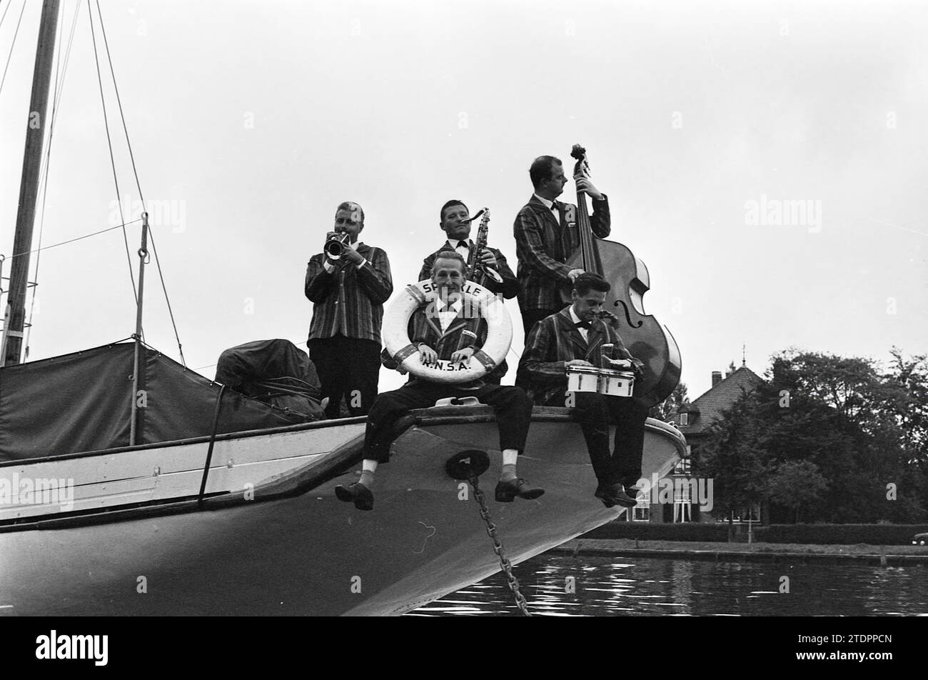 The Wanderers on Ship, Music, 28-08-1962, Whizgle News from the Past, maßgeschneidert für die Zukunft. Erkunden Sie historische Geschichten, das Image der niederländischen Agentur aus einer modernen Perspektive, die die Lücke zwischen den Ereignissen von gestern und den Erkenntnissen von morgen überbrückt. Eine zeitlose Reise, die die Geschichten prägt, die unsere Zukunft prägen Stockfoto