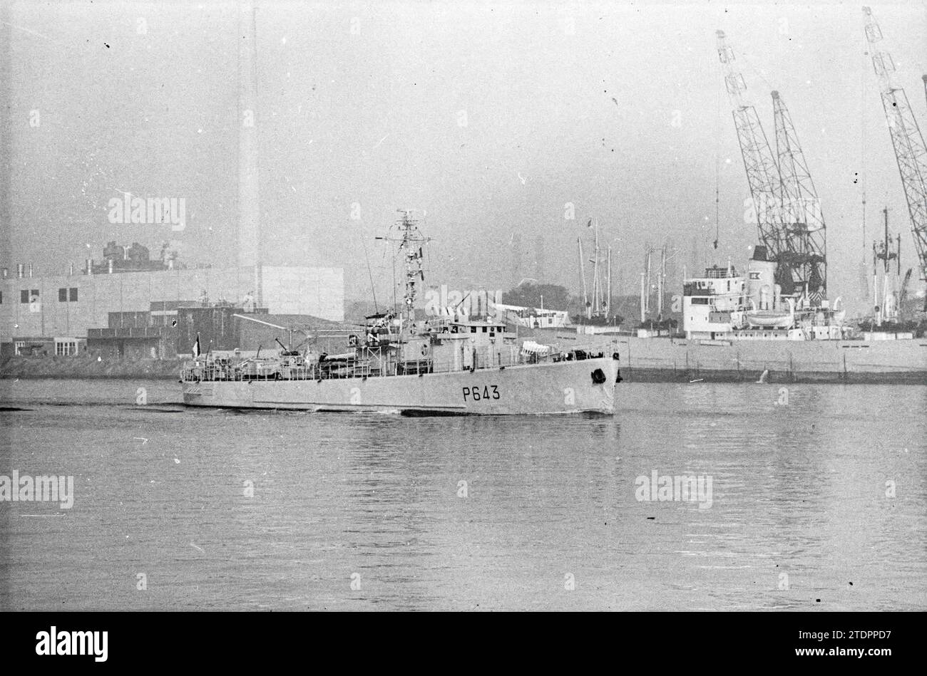 Französische Marine in IJmuiden. Schiffe, 10. 04. 1965, Whizgle News aus der Vergangenheit, zugeschnitten auf die Zukunft. Erkunden Sie historische Geschichten, das Image der niederländischen Agentur aus einer modernen Perspektive, die die Lücke zwischen den Ereignissen von gestern und den Erkenntnissen von morgen überbrückt. Eine zeitlose Reise, die die Geschichten prägt, die unsere Zukunft prägen Stockfoto