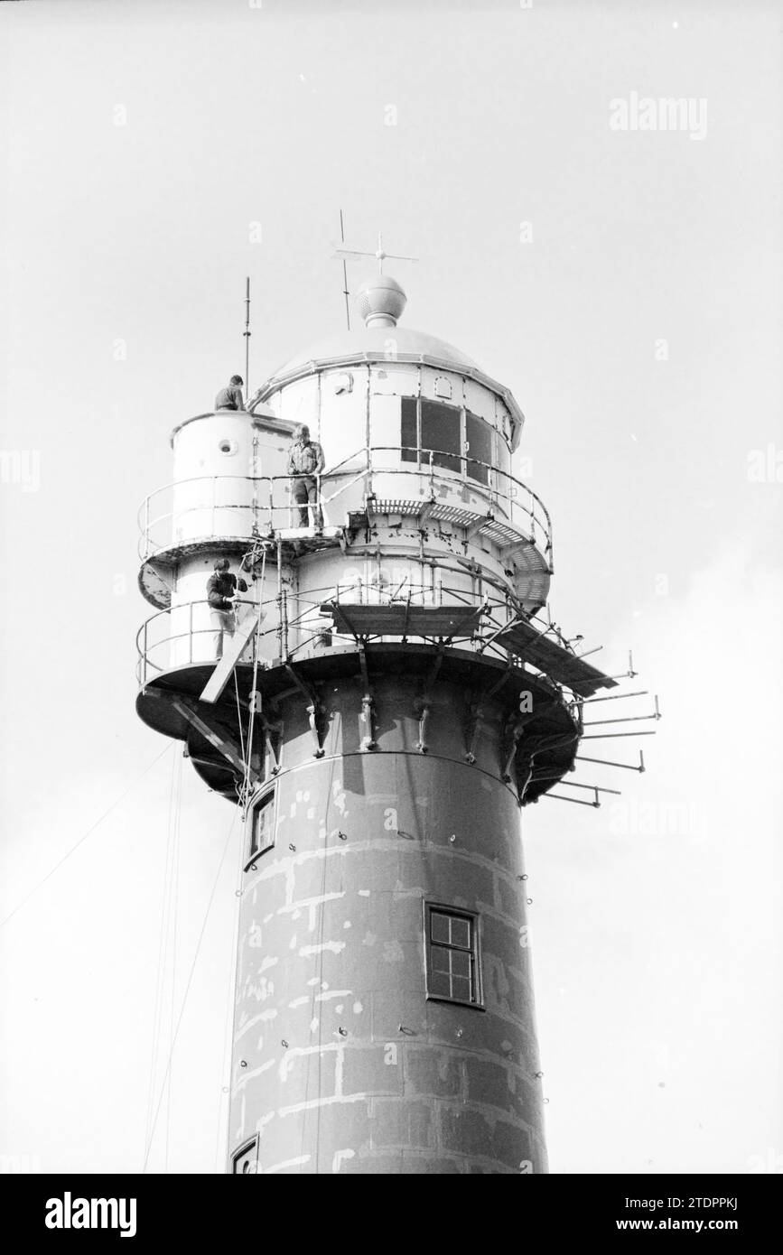 Malerarbeiten, Leuchtturm IJmuiden, Leuchtturm IJmuiden, Niederlande, 02-09-1982, Whizgle News aus der Vergangenheit, zugeschnitten auf die Zukunft. Erkunden Sie historische Geschichten, das Image der niederländischen Agentur aus einer modernen Perspektive, die die Lücke zwischen den Ereignissen von gestern und den Erkenntnissen von morgen überbrückt. Eine zeitlose Reise, die die Geschichten prägt, die unsere Zukunft prägen Stockfoto