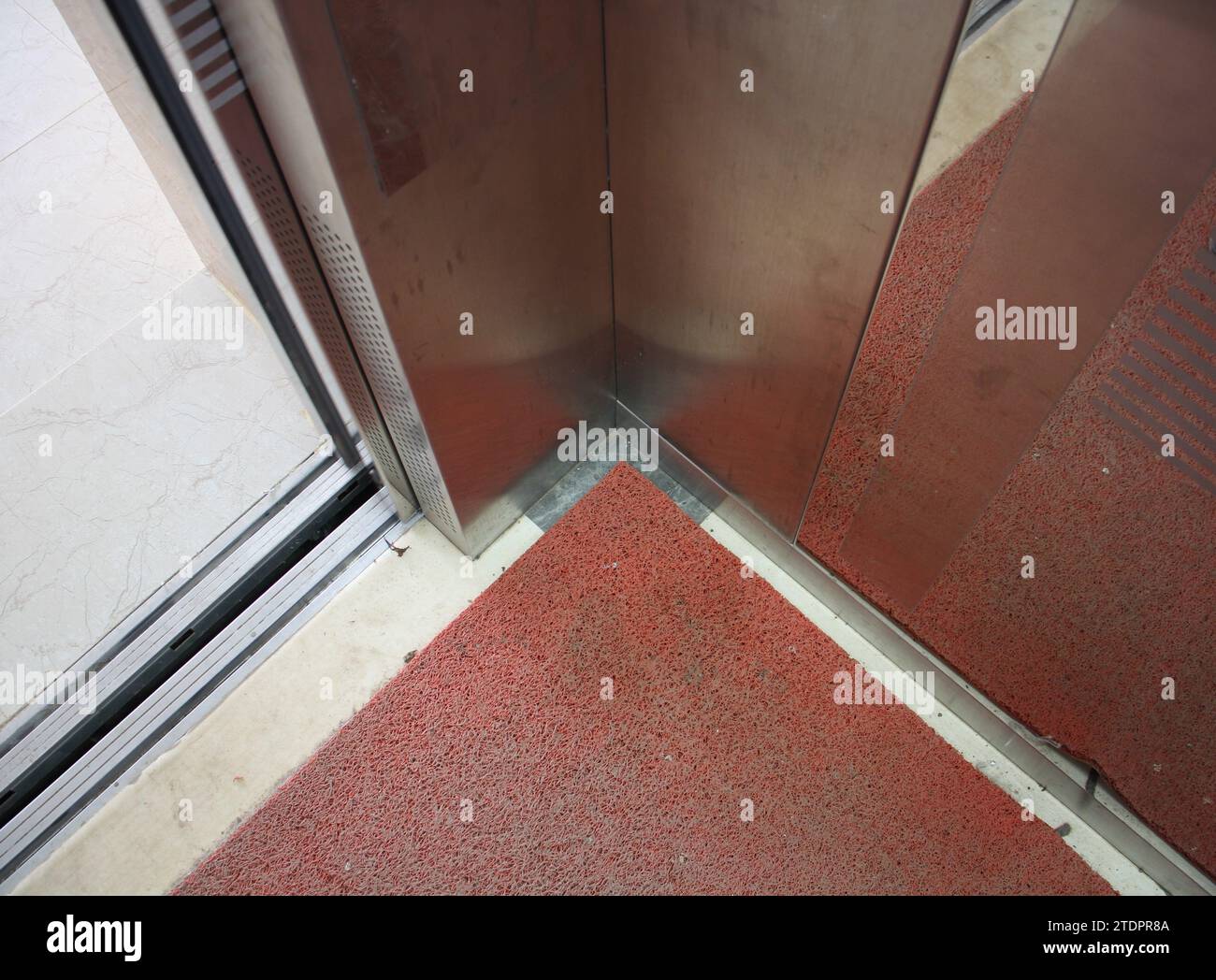 Eine Metallecke eines Lifts mit offener Tür. Stockfoto