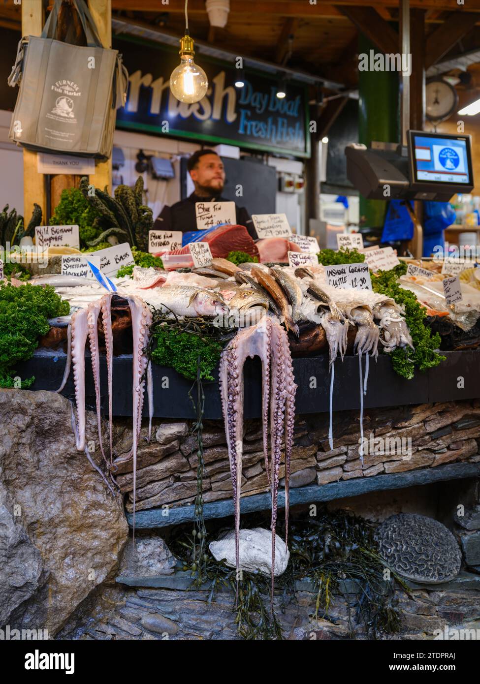 Furness Fish Markets, Borough Market. Die erstaunliche Auswahl an frischem Fisch im familiengeführten Fischgeschäft am Three Crown Square im Stockfoto