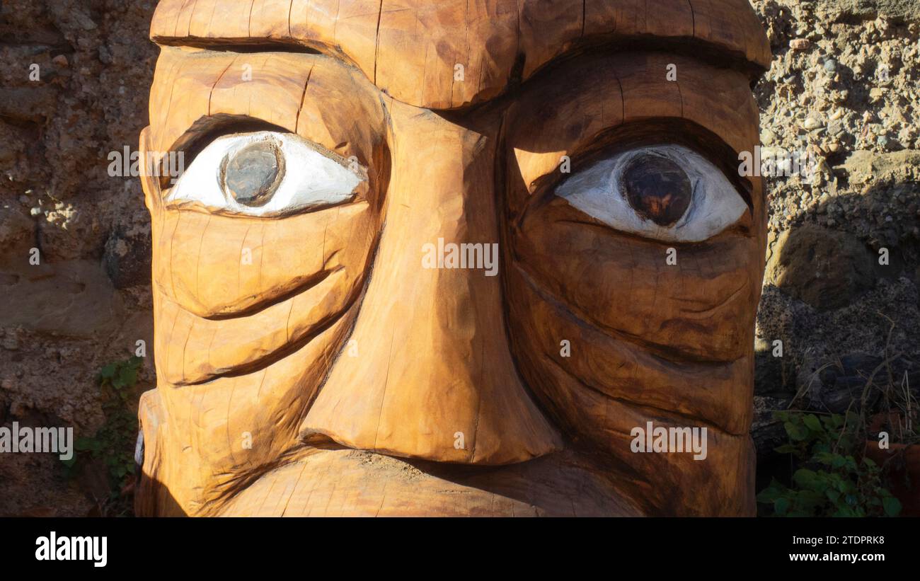 Holzschnitzereien im Gesicht. Zimmerei. Handwerkskulptur. Kreativität Stockfoto