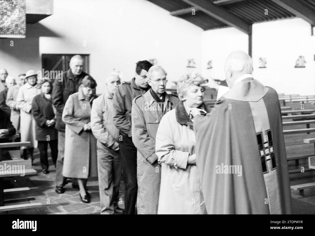 Ash Wednesday, das Kreuz in der Kirche, römisch-katholische Kirche, 08-02-1989, Whizgle News aus der Vergangenheit, zugeschnitten auf die Zukunft. Erkunden Sie historische Geschichten, das Image der niederländischen Agentur aus einer modernen Perspektive, die die Lücke zwischen den Ereignissen von gestern und den Erkenntnissen von morgen überbrückt. Eine zeitlose Reise, die die Geschichten prägt, die unsere Zukunft prägen Stockfoto